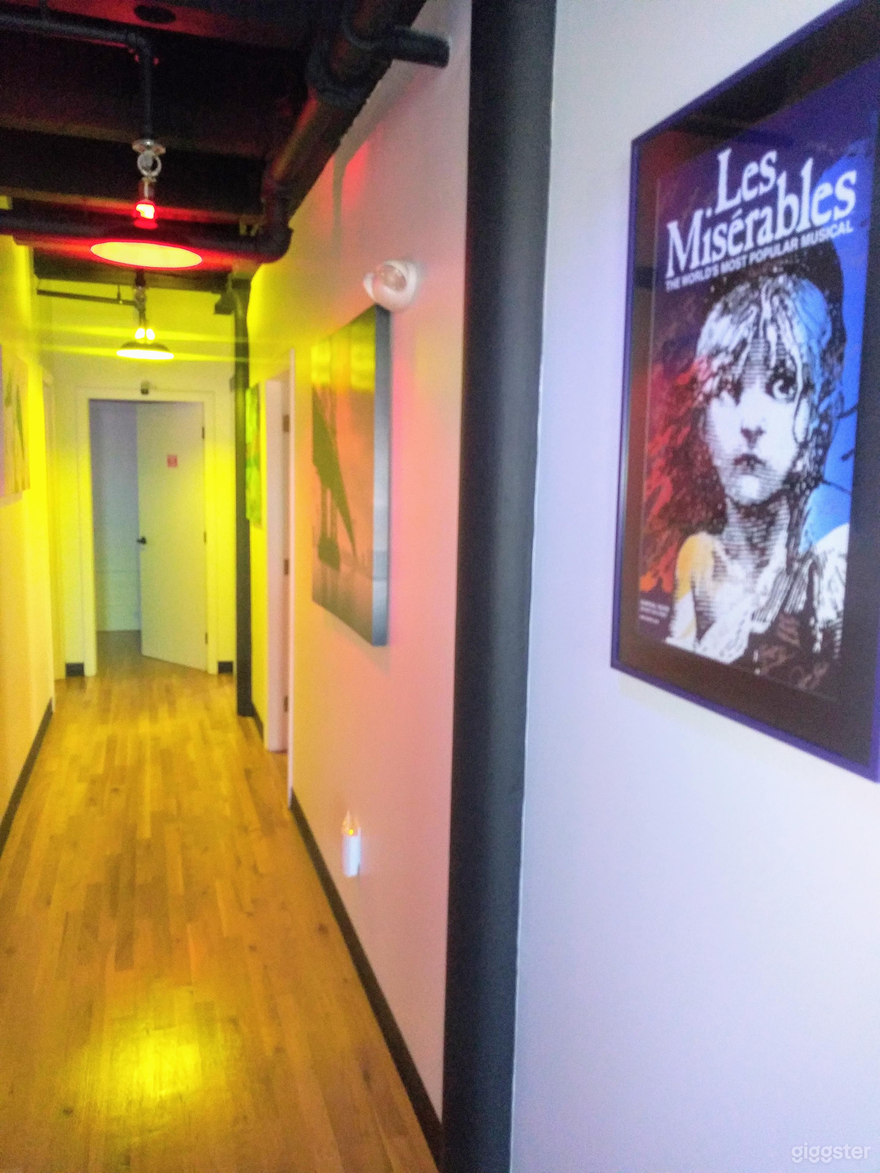 Elegantly decorated multifunctional broadcast /pod Photo 4