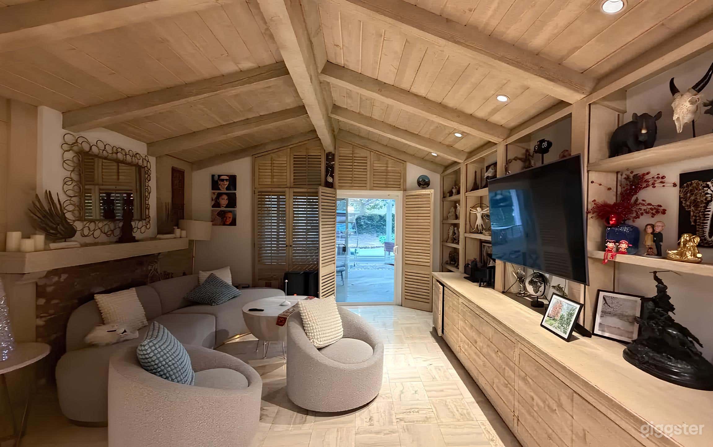 Versatile Northridge House Photo 3