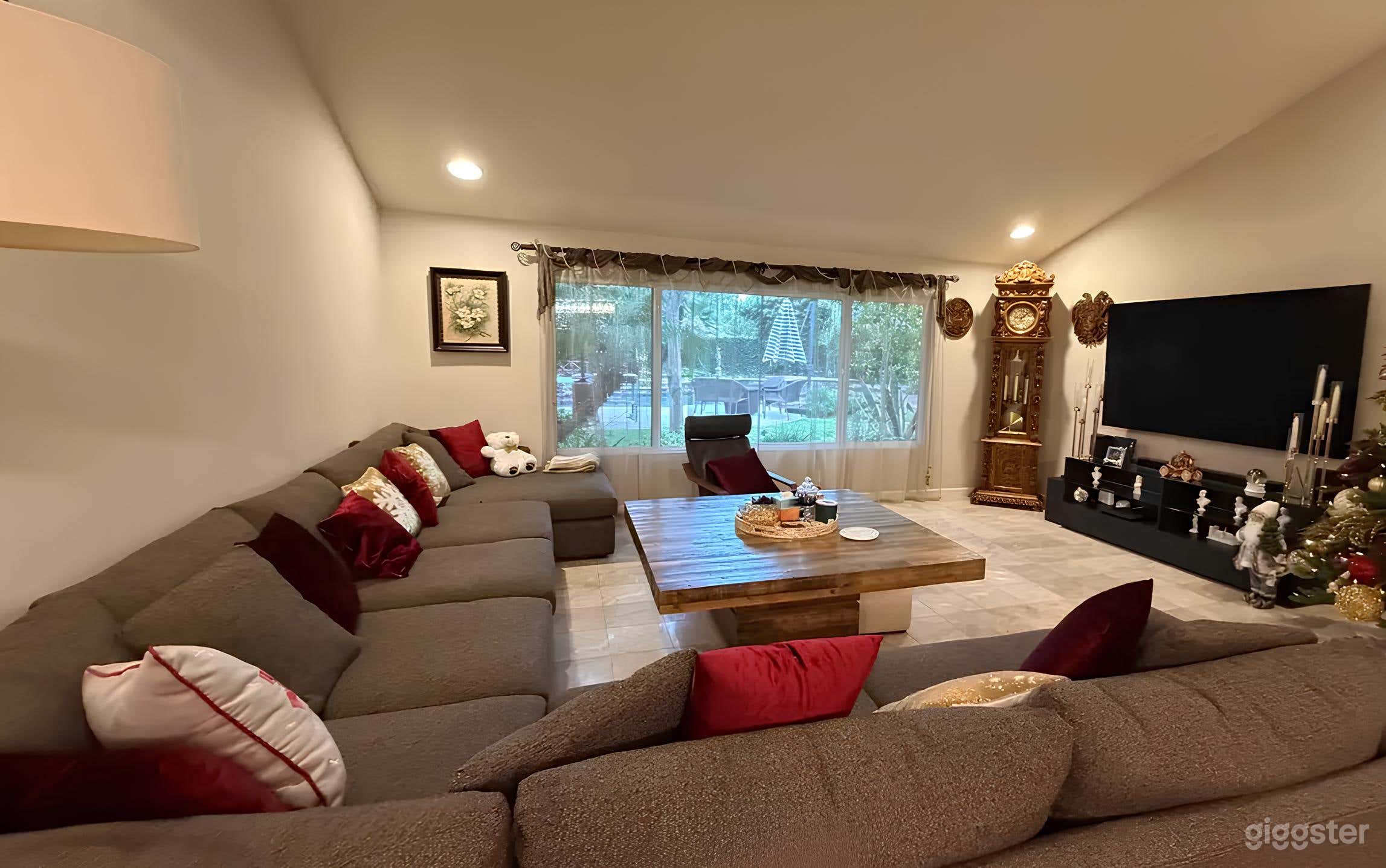 Versatile Northridge House Photo 4