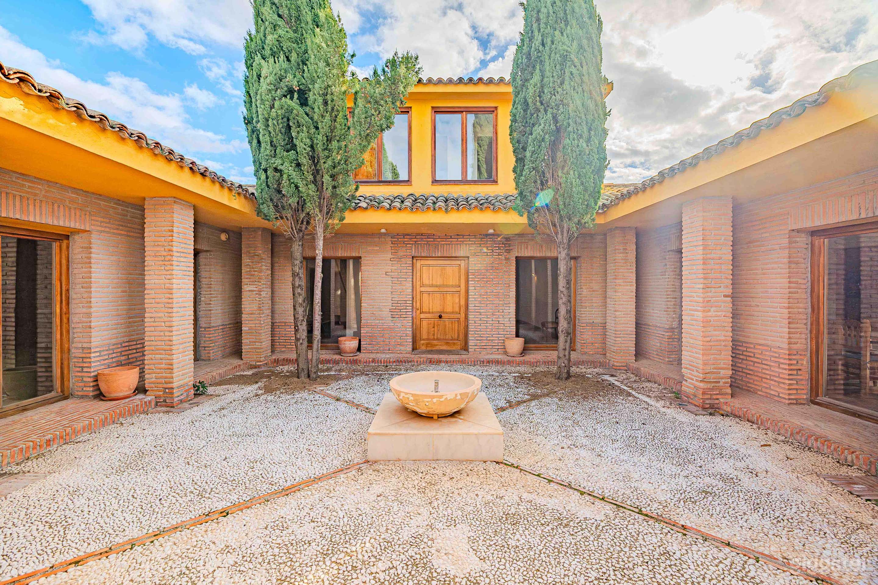 Finca española de lujo con arquitectura al estilo Alhambra Foto 3
