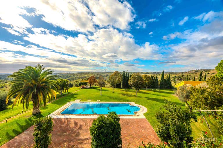  Finca española de lujo con arquitectura al estilo Alhambra 