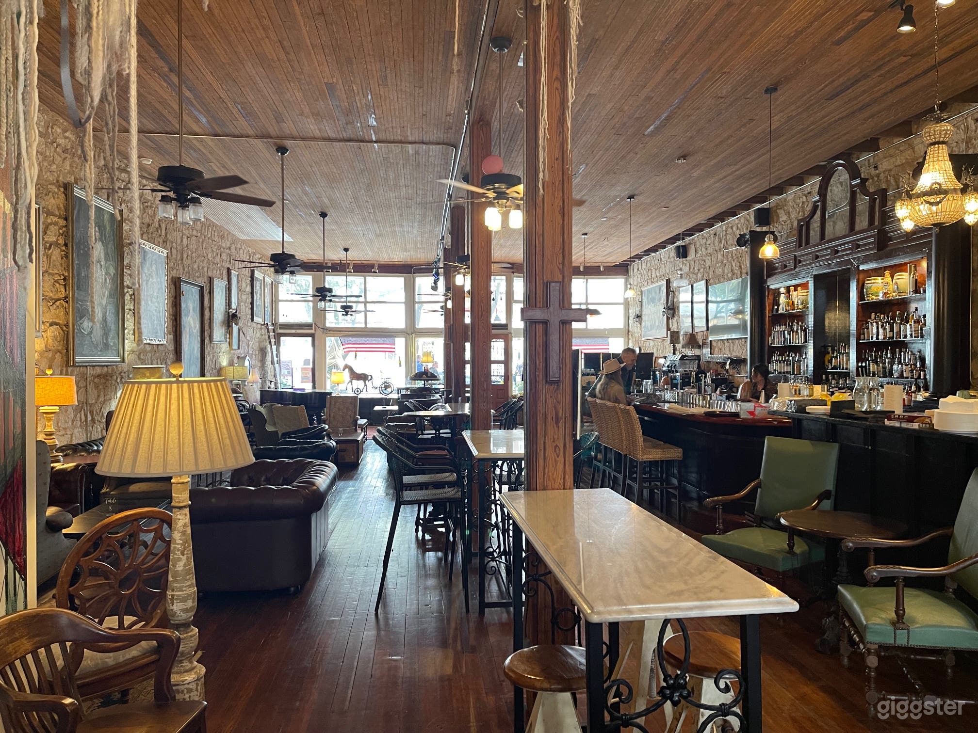 Classic Piano Bar &amp; Lounge with Courtyard in Fredericksburg Photo 2