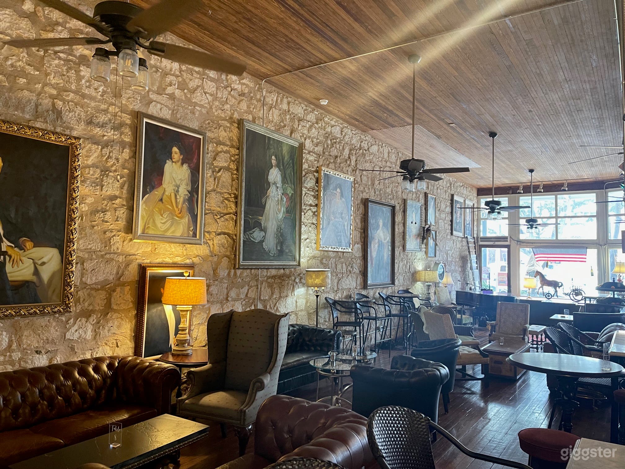 Classic Piano Bar &amp; Lounge with Courtyard in Fredericksburg Photo 4