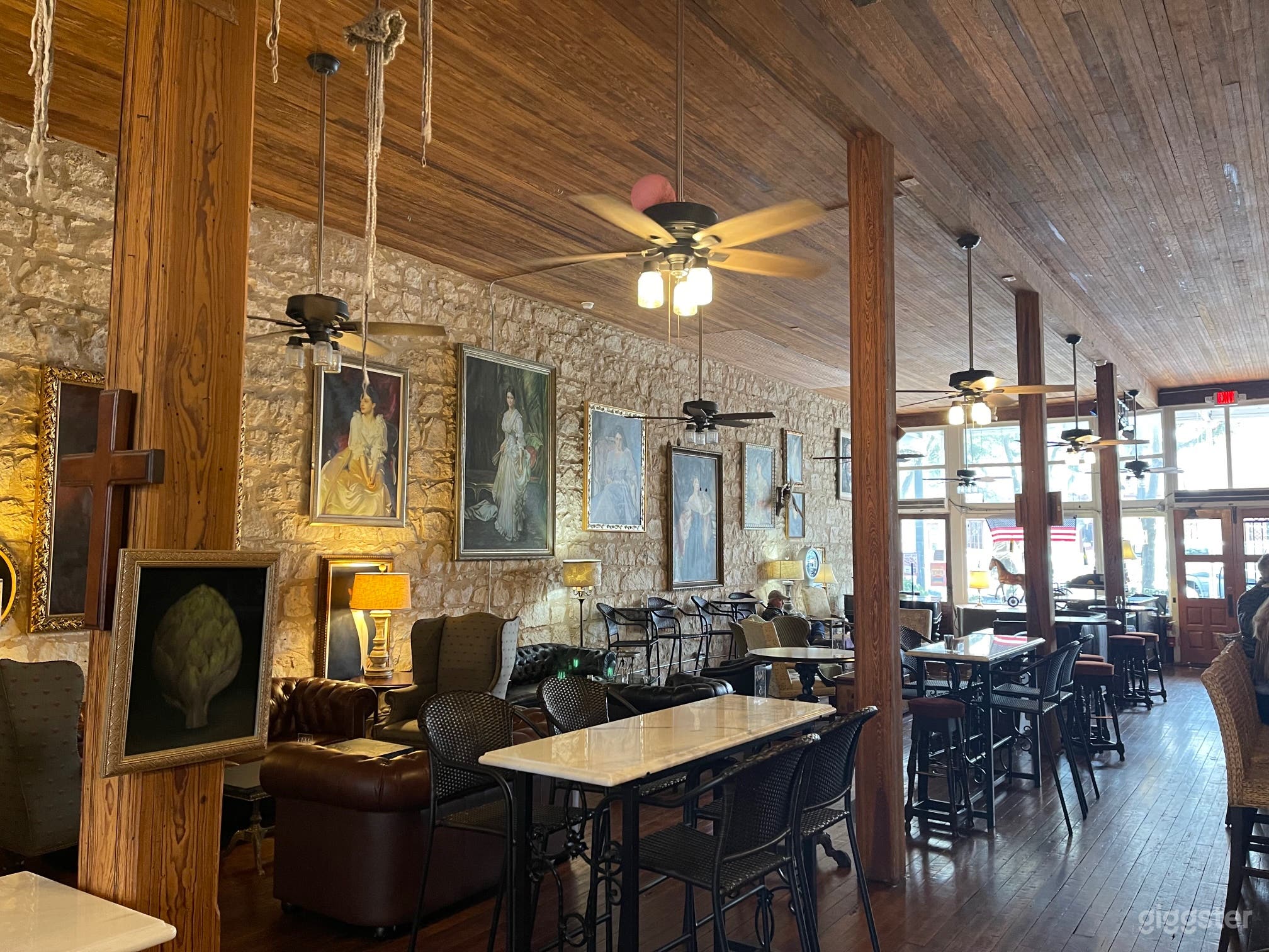 Classic Piano Bar &amp; Lounge with Courtyard in Fredericksburg Photo 1