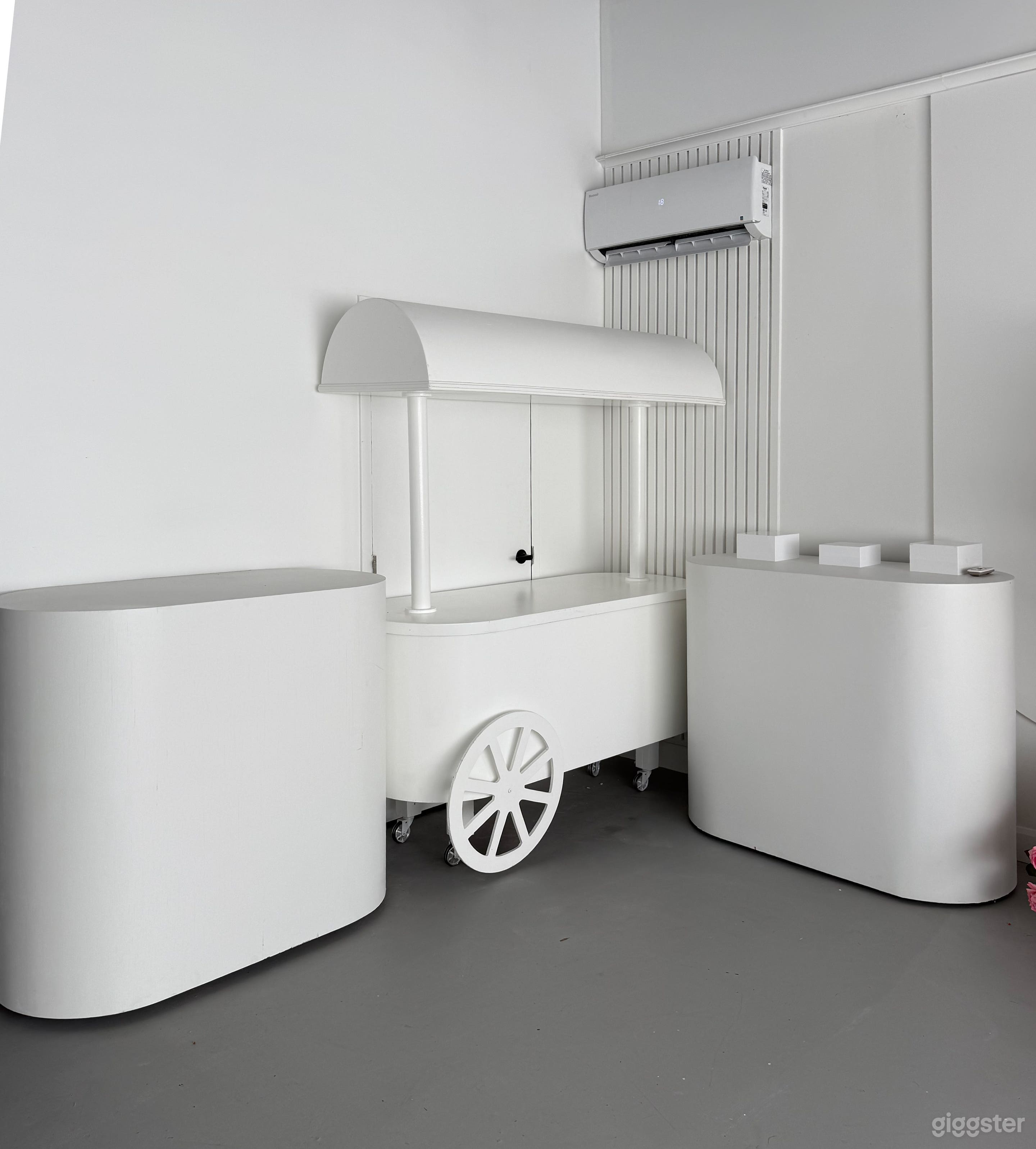 Customizable event cart
This modern cart is perfect for welcome drinks, desserts, or branded product displays — fully customizable to your concept.