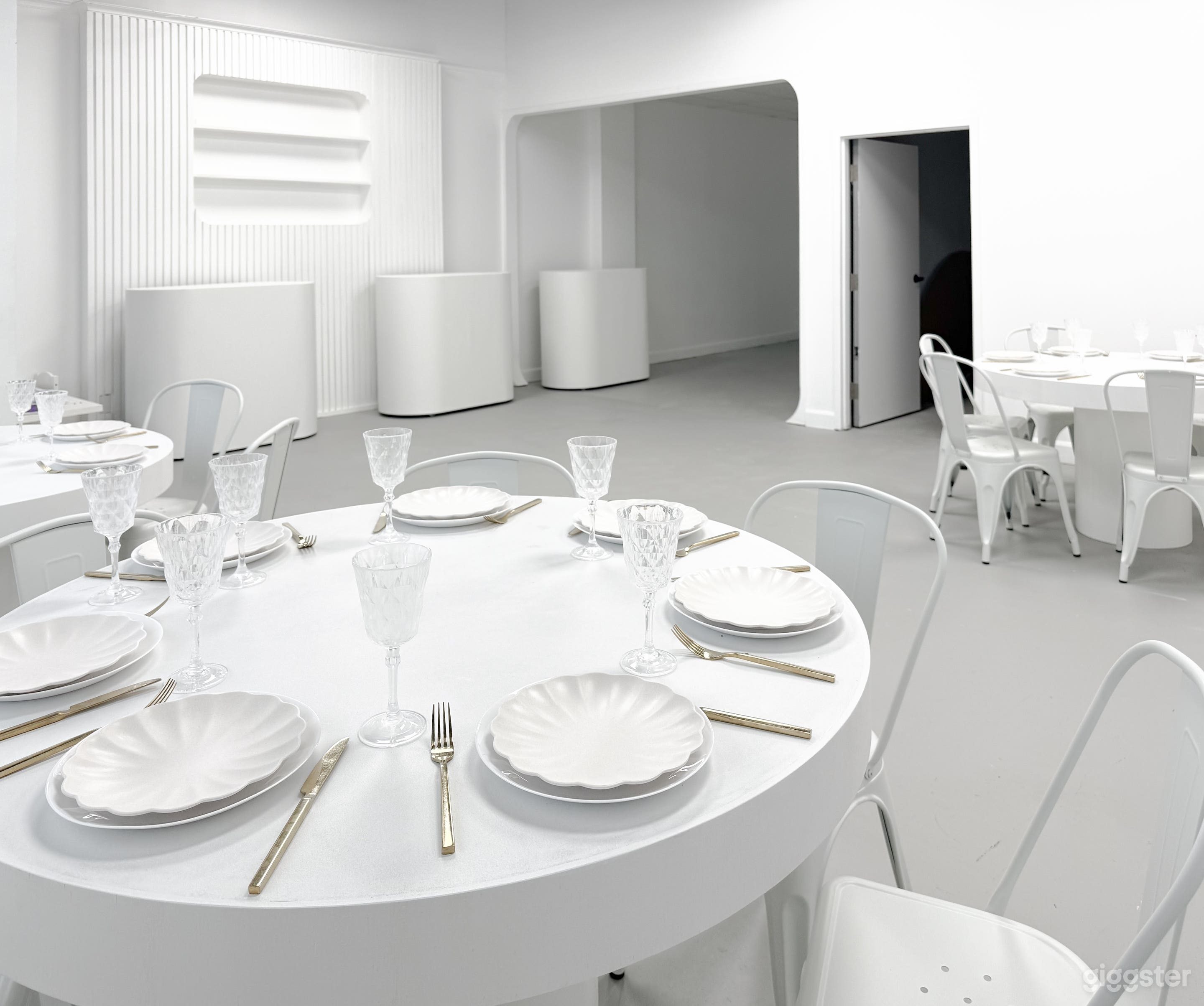 Sleek all-white event layout
Chic and contemporary table arrangement — perfect for networking events, press previews, or modern celebrations.