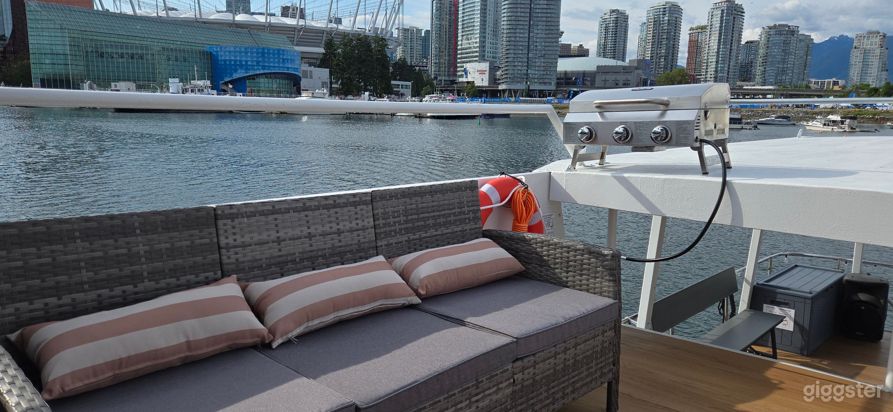 Comfortable Private Party Boat In Vancouver Fales Creek Photo 2