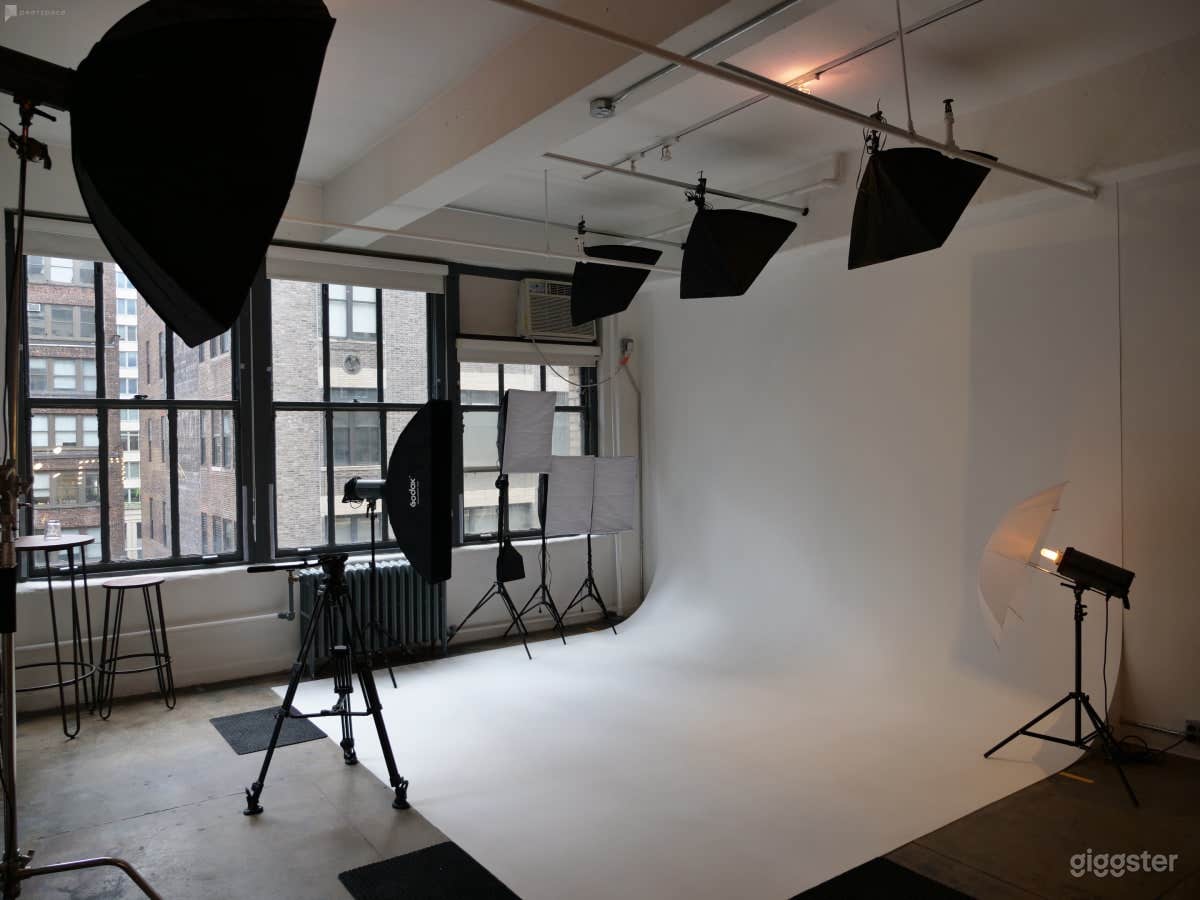 Photo Studio with Cyclorama &amp; 4K Video Wall Photo 1