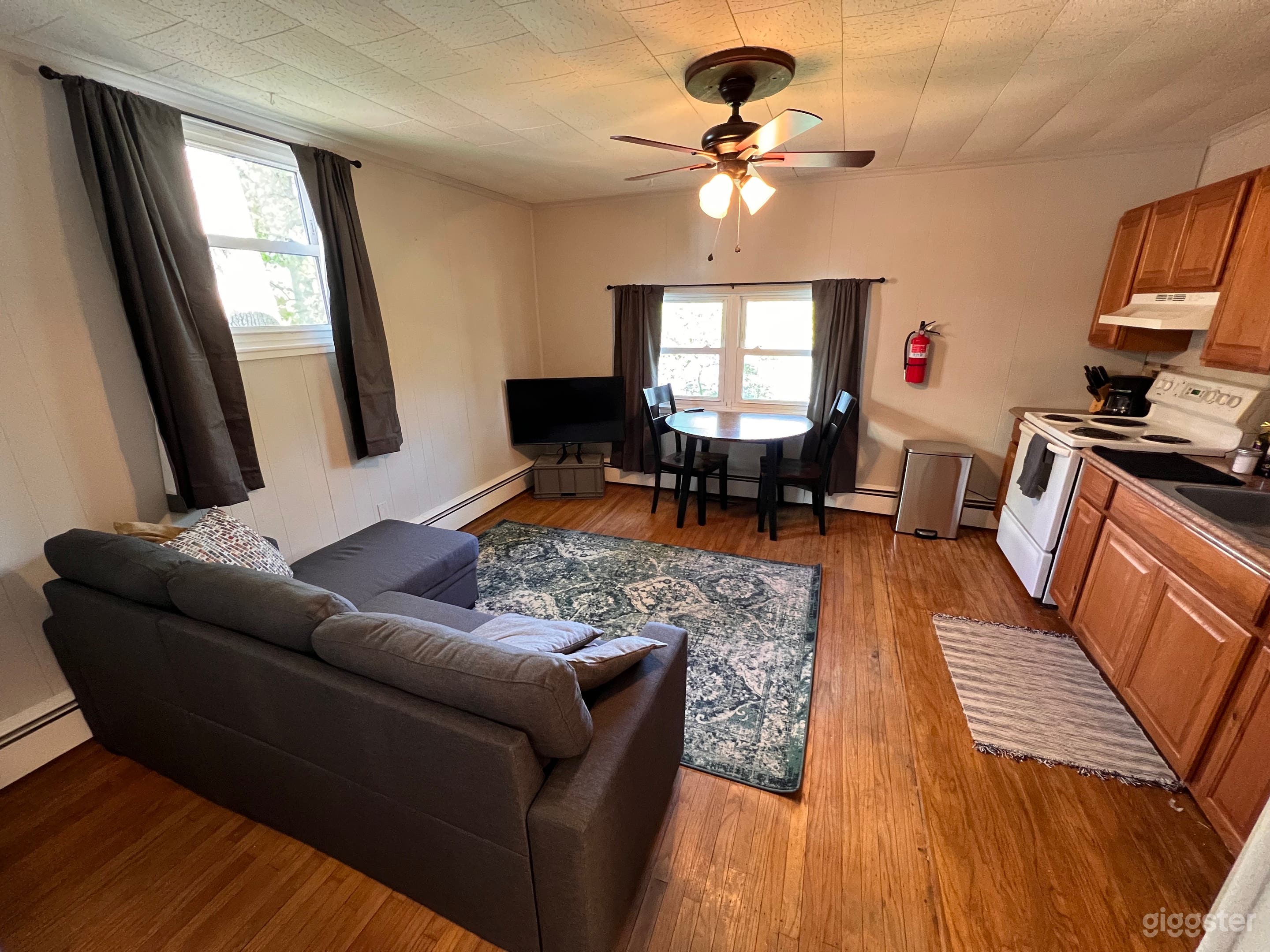 Lakeside House + Guest House + Pool Photo 4