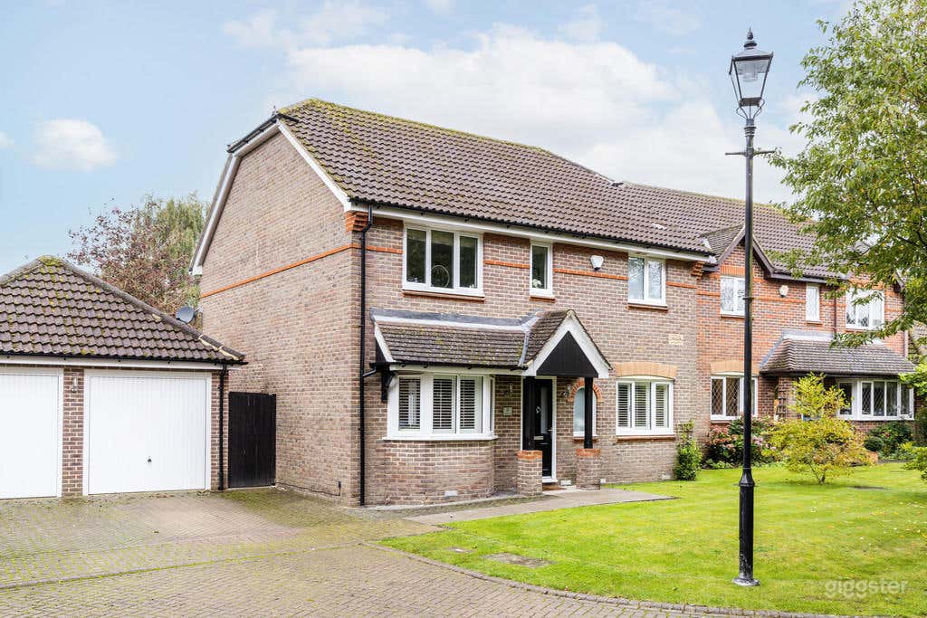 4 bed detached house in Surrey Photo 1