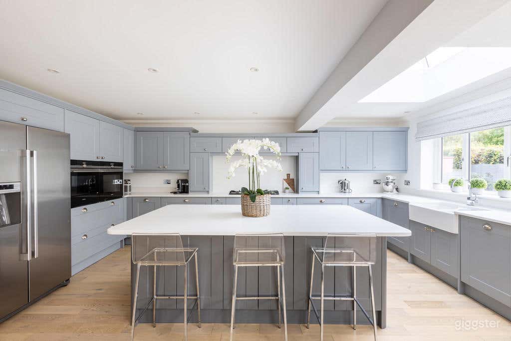 4 bed detached house in Surrey Photo 3