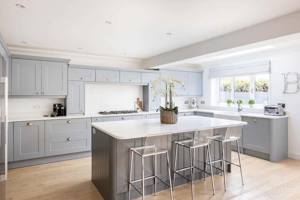 4 bed detached house in Surrey Photo 4