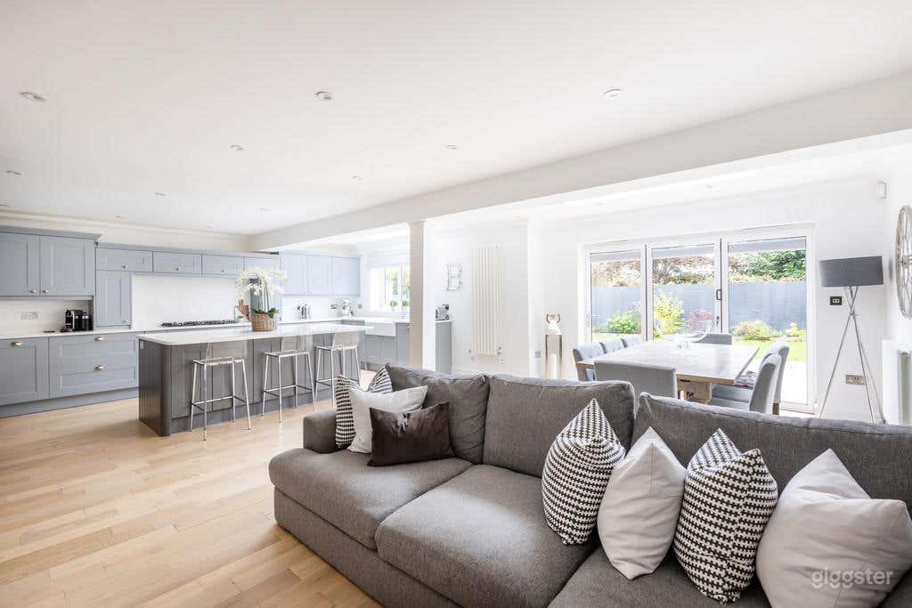 4 bed detached house in Surrey Photo 2