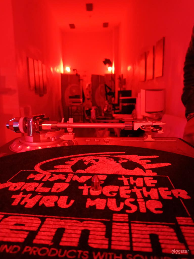  MELODREAM ENTERTAINMENT STORE FRONT 