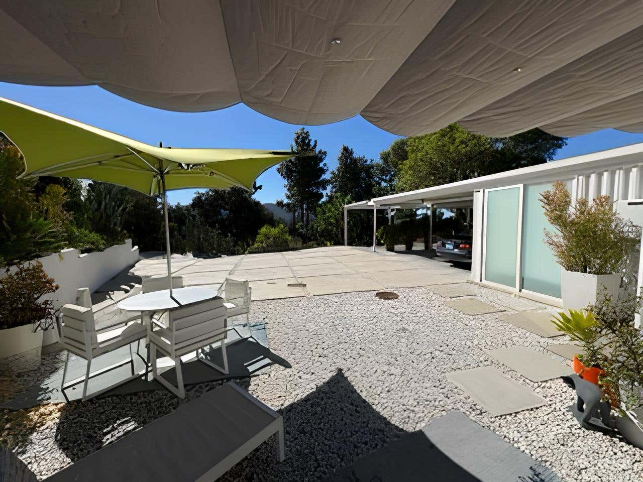 Backyard with Iconic Pierre Koenig Design Photo 2