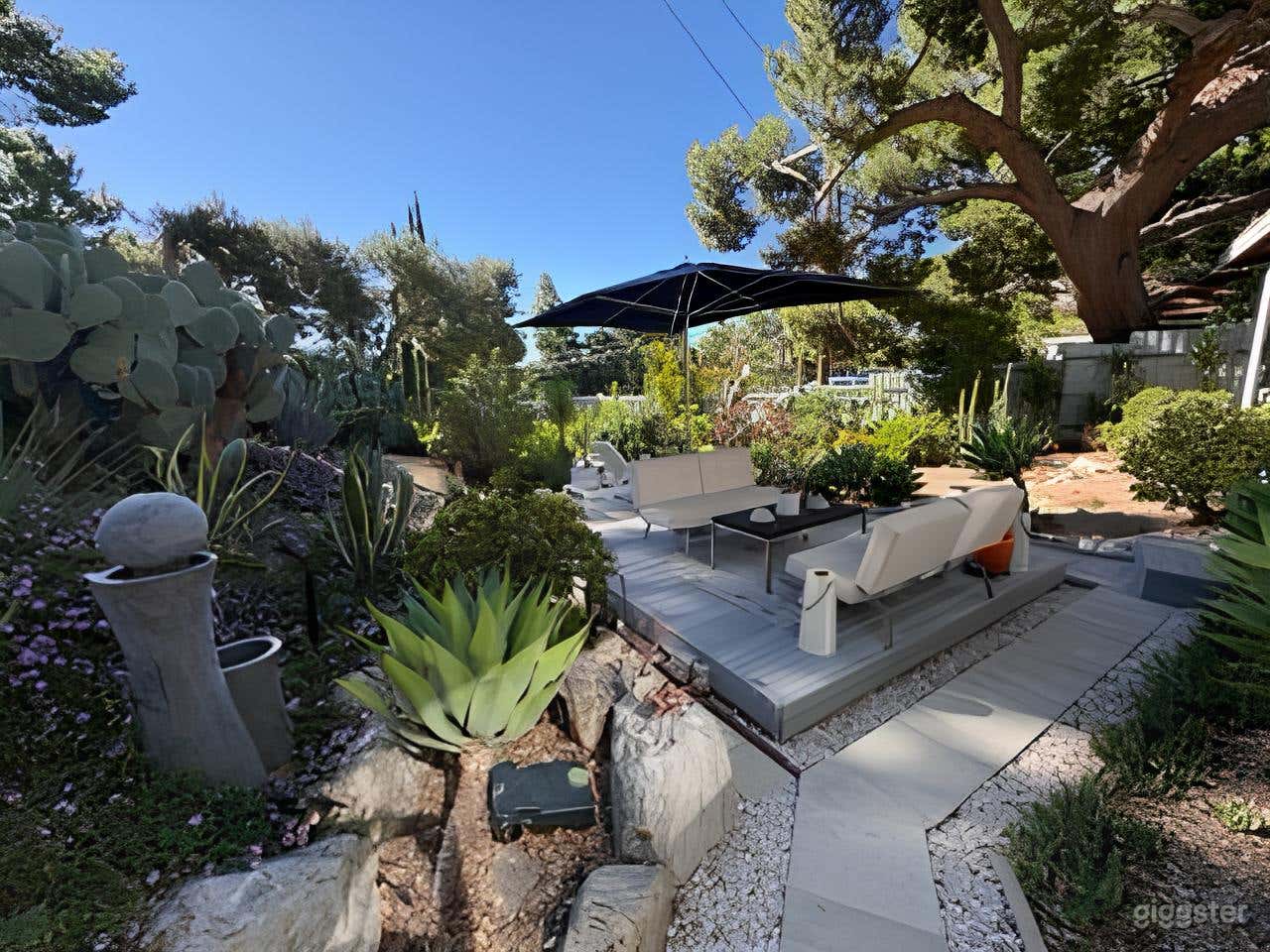 Backyard with Iconic Pierre Koenig Design Photo 1