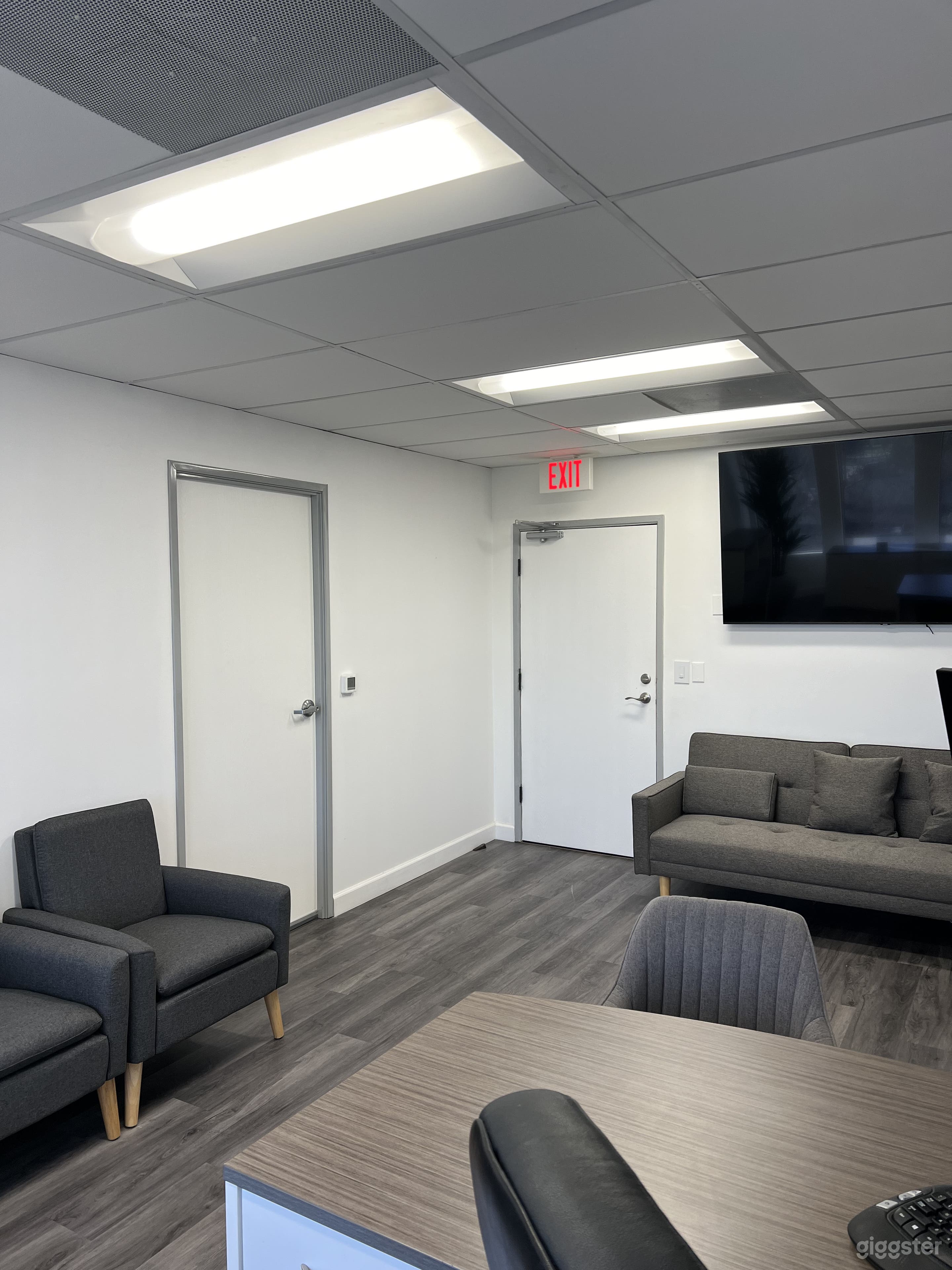 Furnished Executive Office (2) + Bull Pen  Photo 3