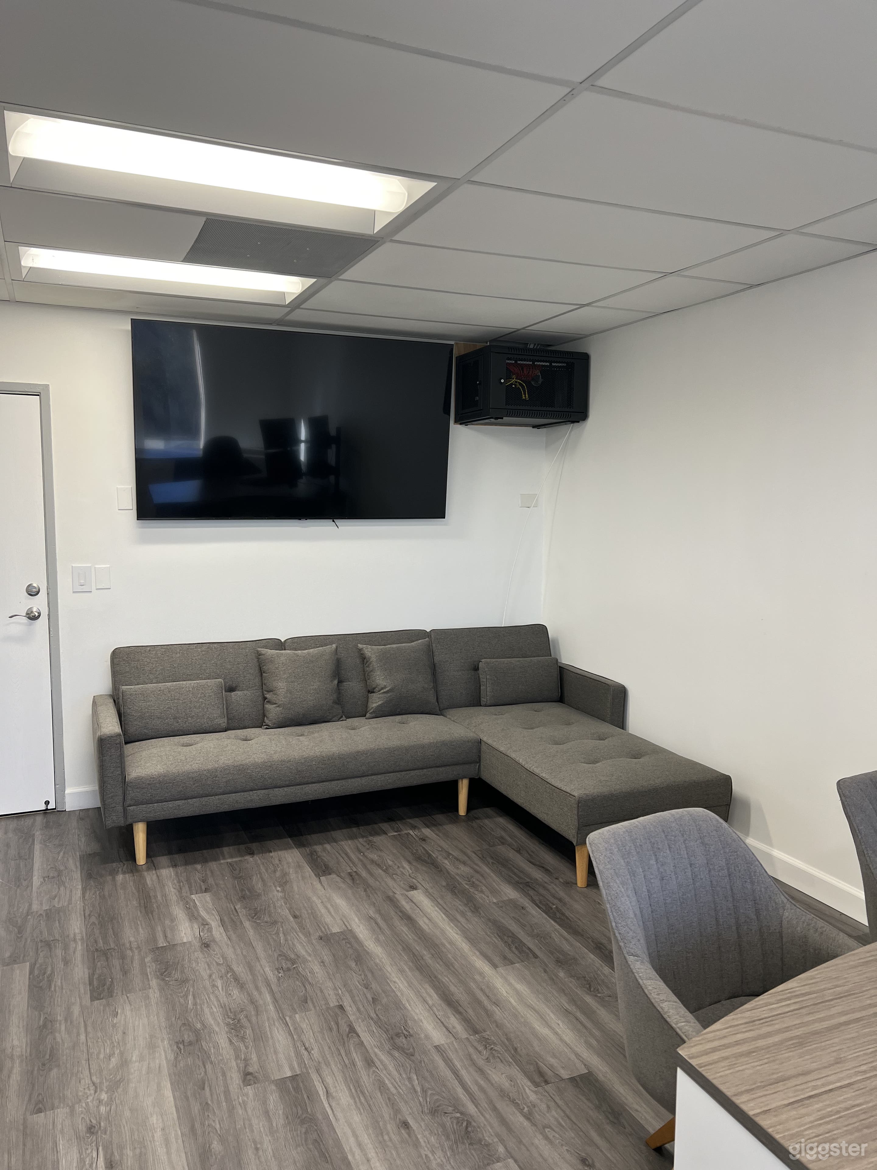 Furnished Executive Office (2) + Bull Pen  Photo 2