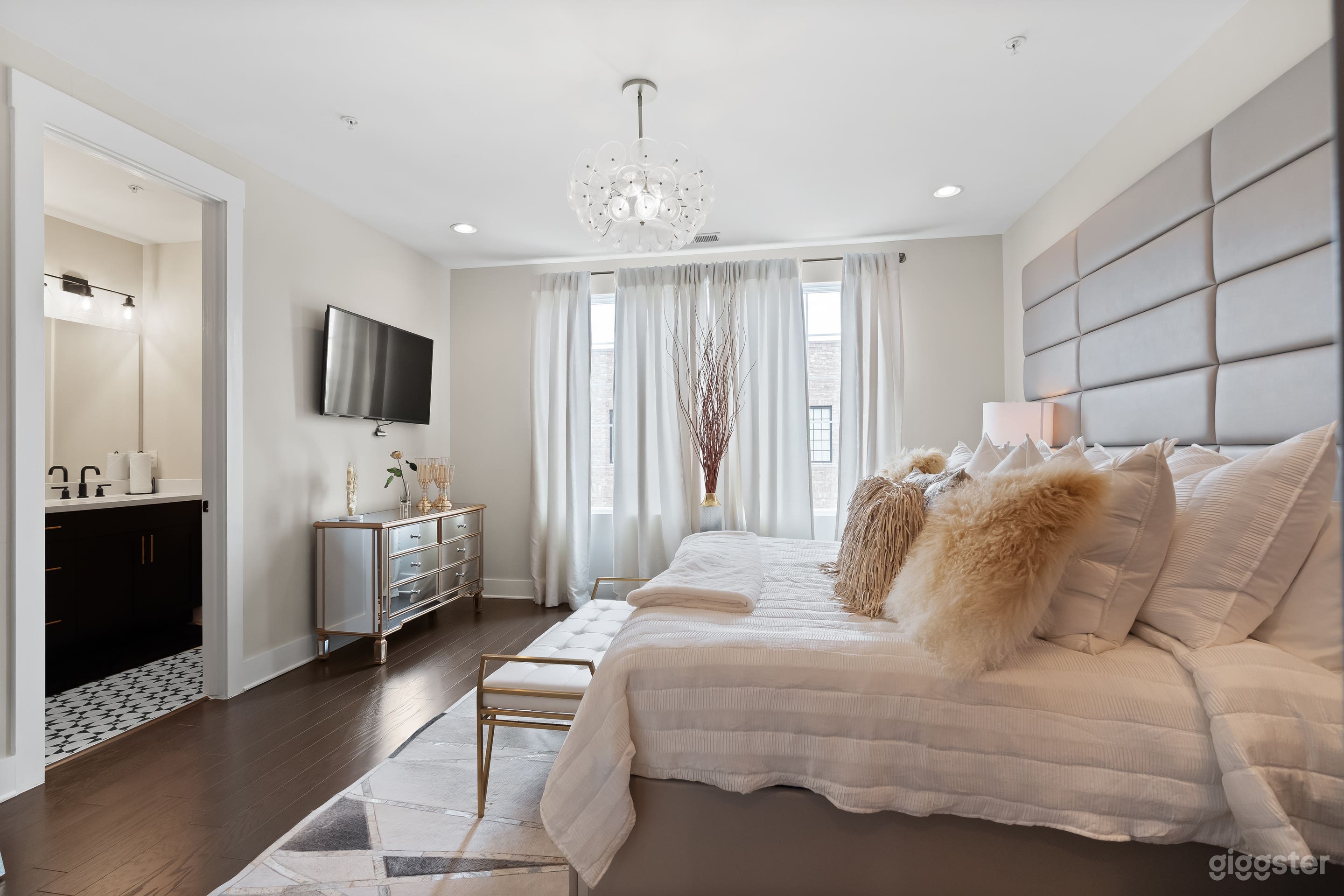 Film-Ready Townhome w/ Skyline Views – Steps from Photo 4