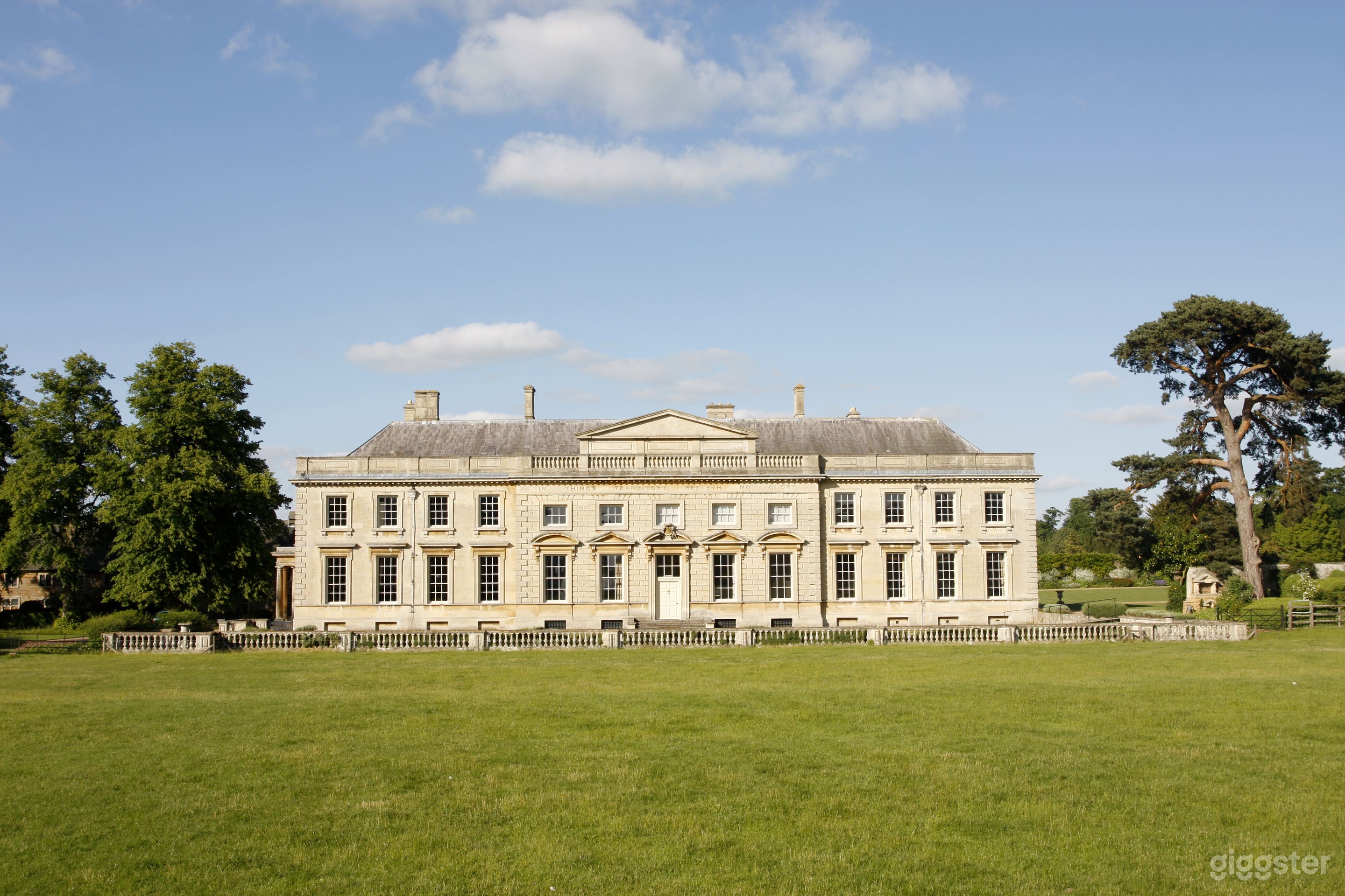Country House in Northamptonshire Photo 1