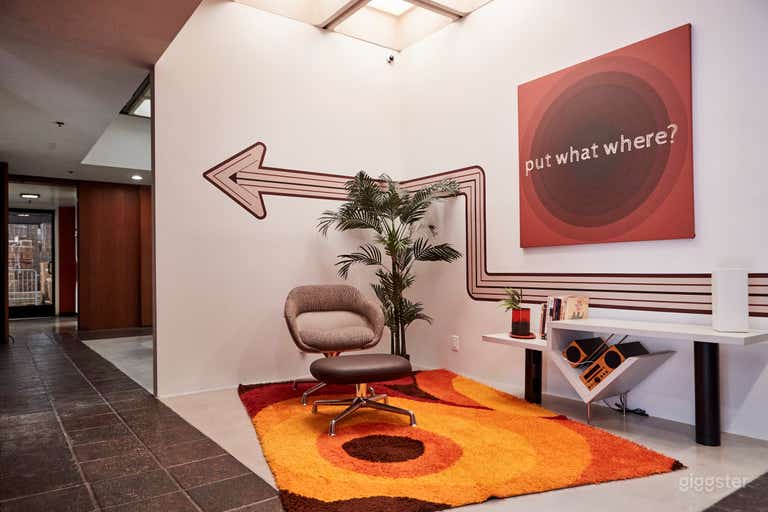  Entry - Stylish and roomy entrance area offering an on-arrival photo-opportunity or check-in / reception. 