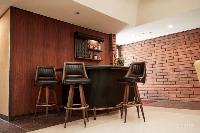  Lobby / Lounge - Mingle and grab a drink at the wet bar. 