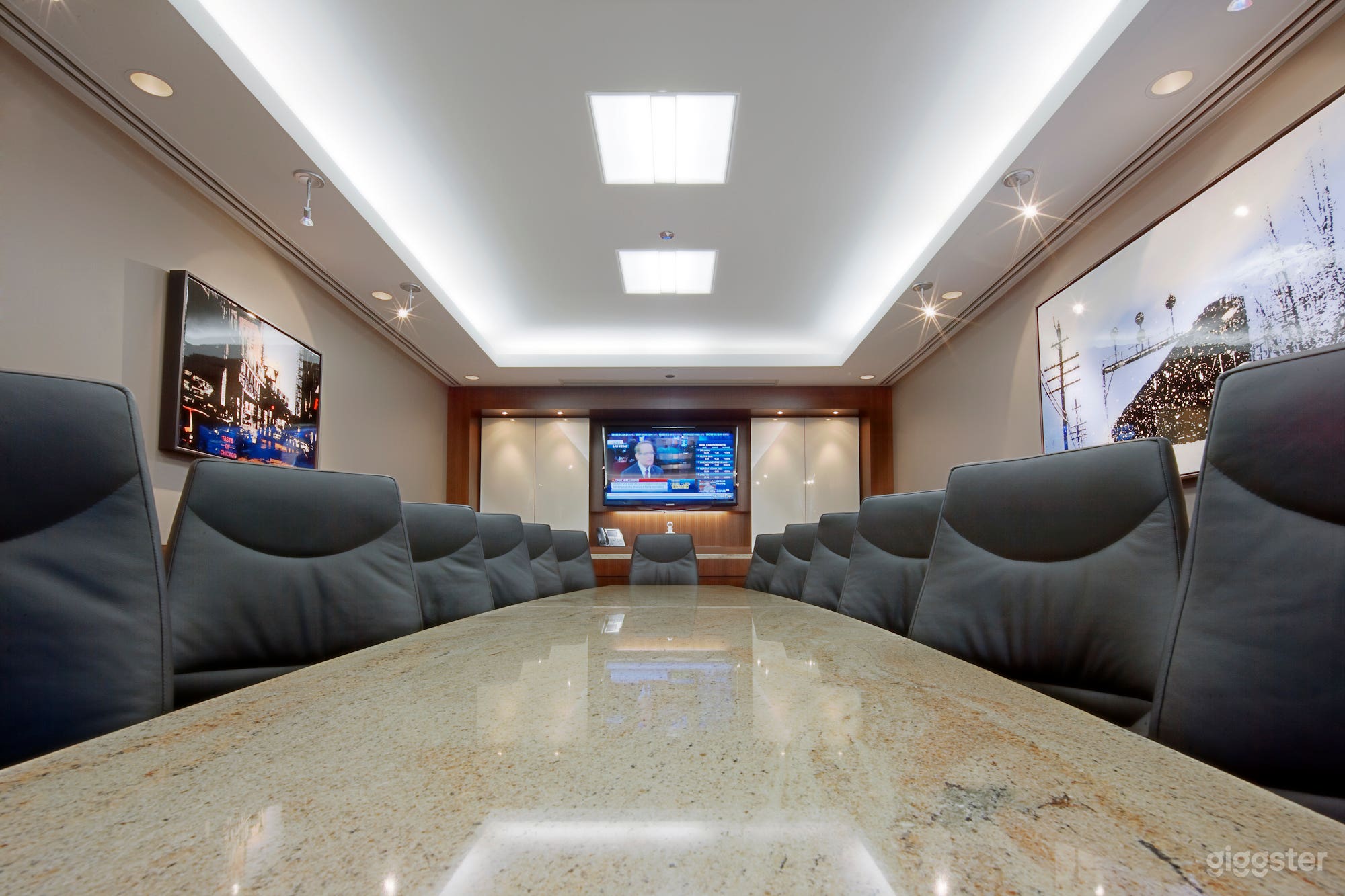 State-of-the-art Meeting Room Photo 3