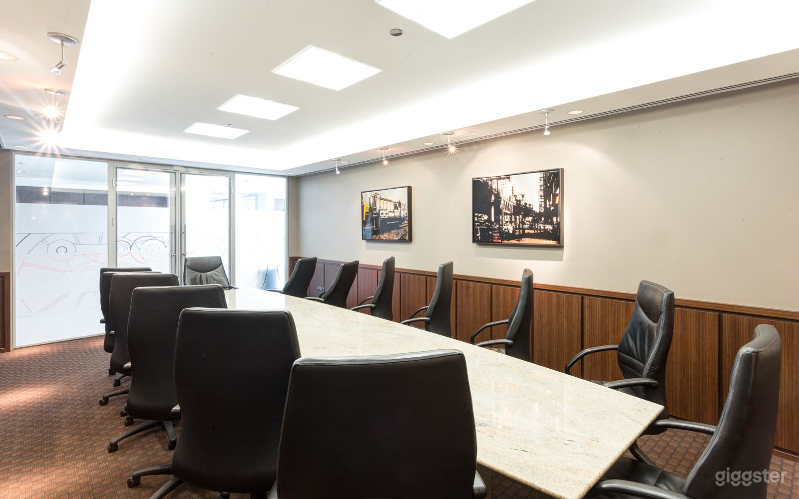 State-of-the-art Meeting Room Photo 4