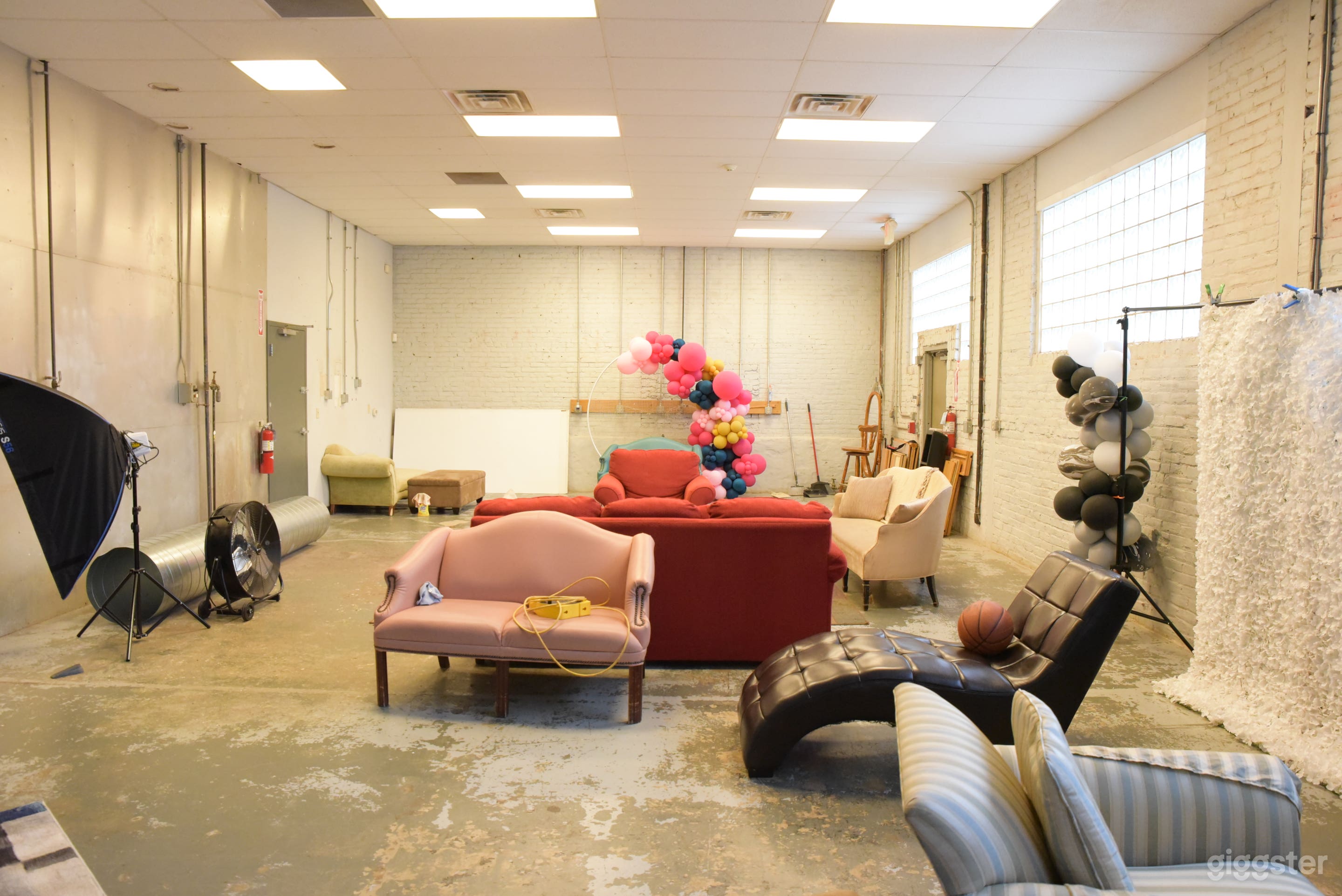 Stylish Loft Studios w/ Natural Lights Photo 4