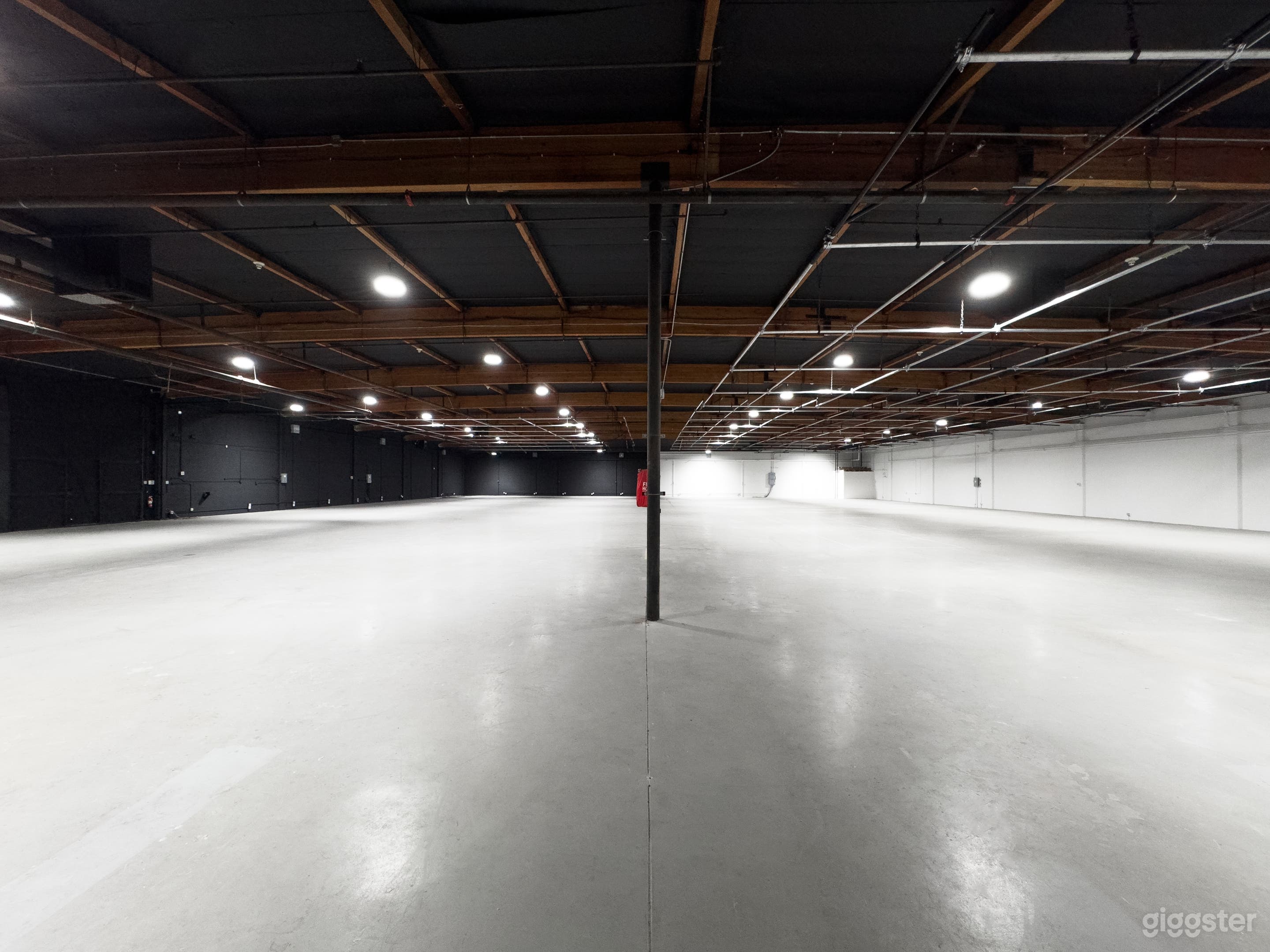 Large Spacious Production Stage with Convenient Ta Photo 2