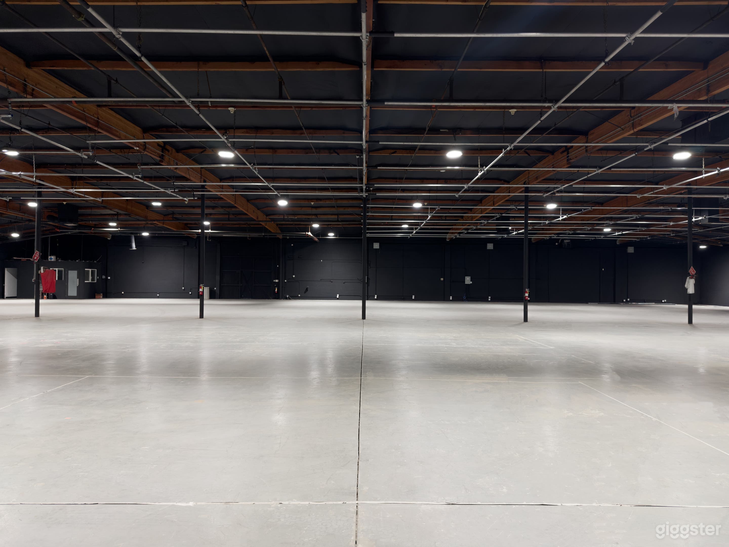 Large Spacious Production Stage with Convenient Ta Photo 4