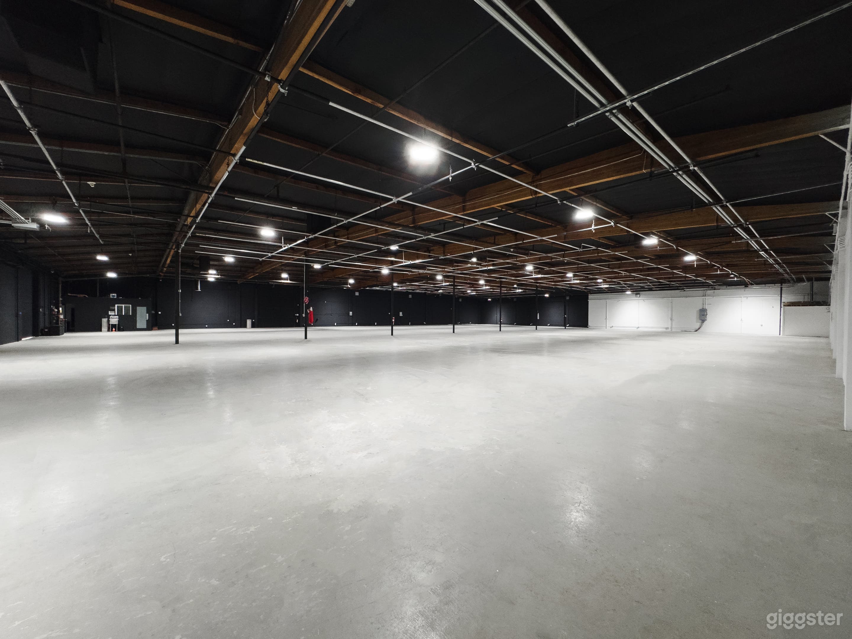 Large Spacious Production Stage with Convenient Ta Photo 3