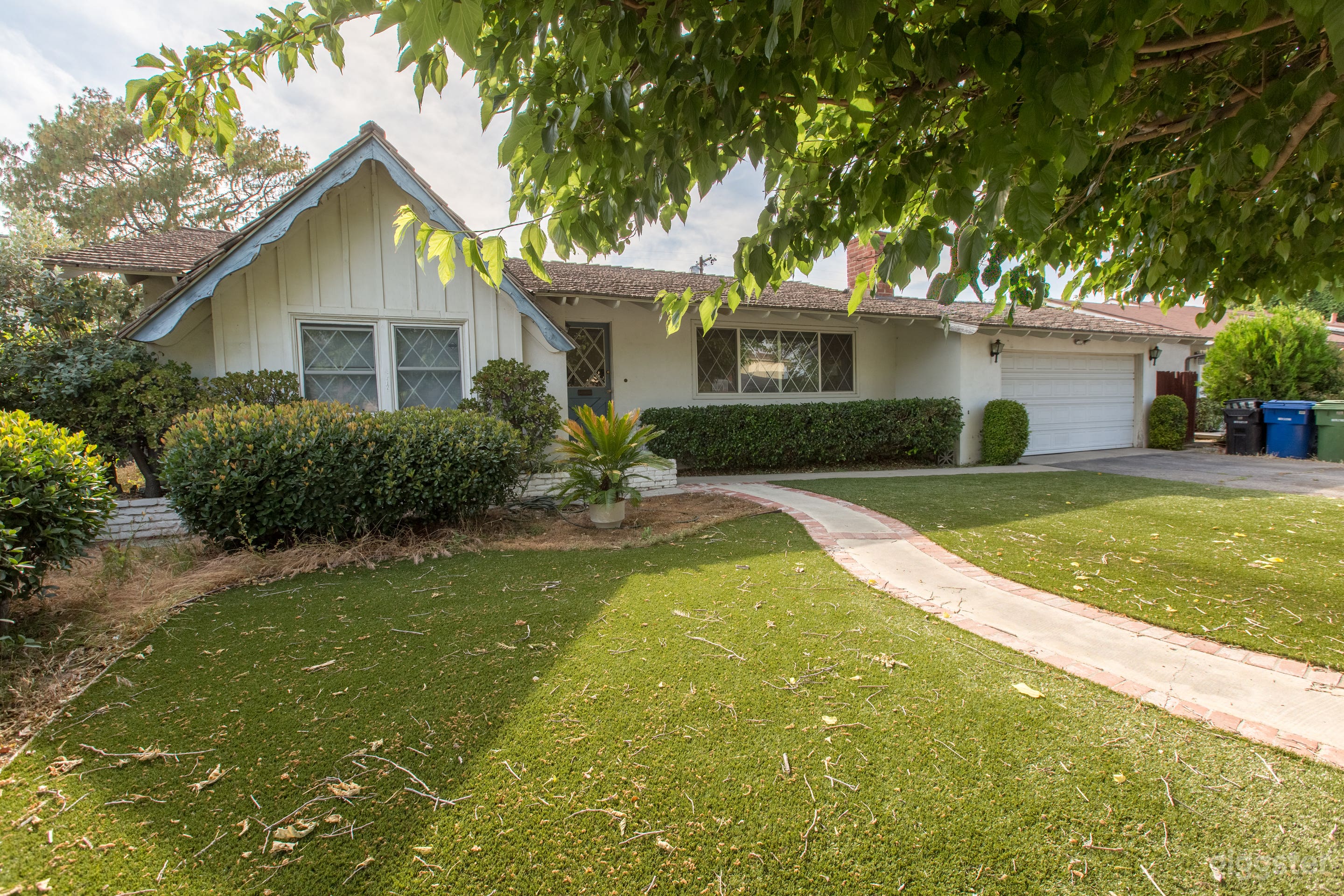50's-60's-70's Family Home w/ MODERN KITCHEN Photo 1