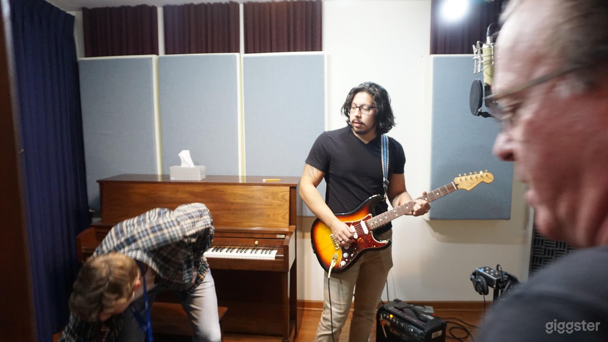 A Multi-Purpose Center Stage Room Photo 2