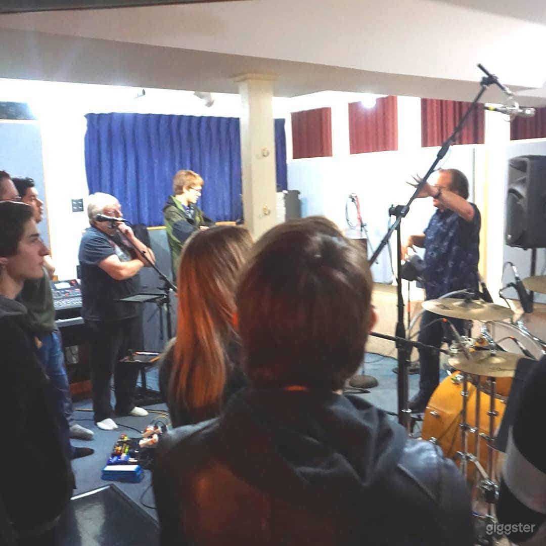 A Multi-Purpose Center Stage Room Photo 1