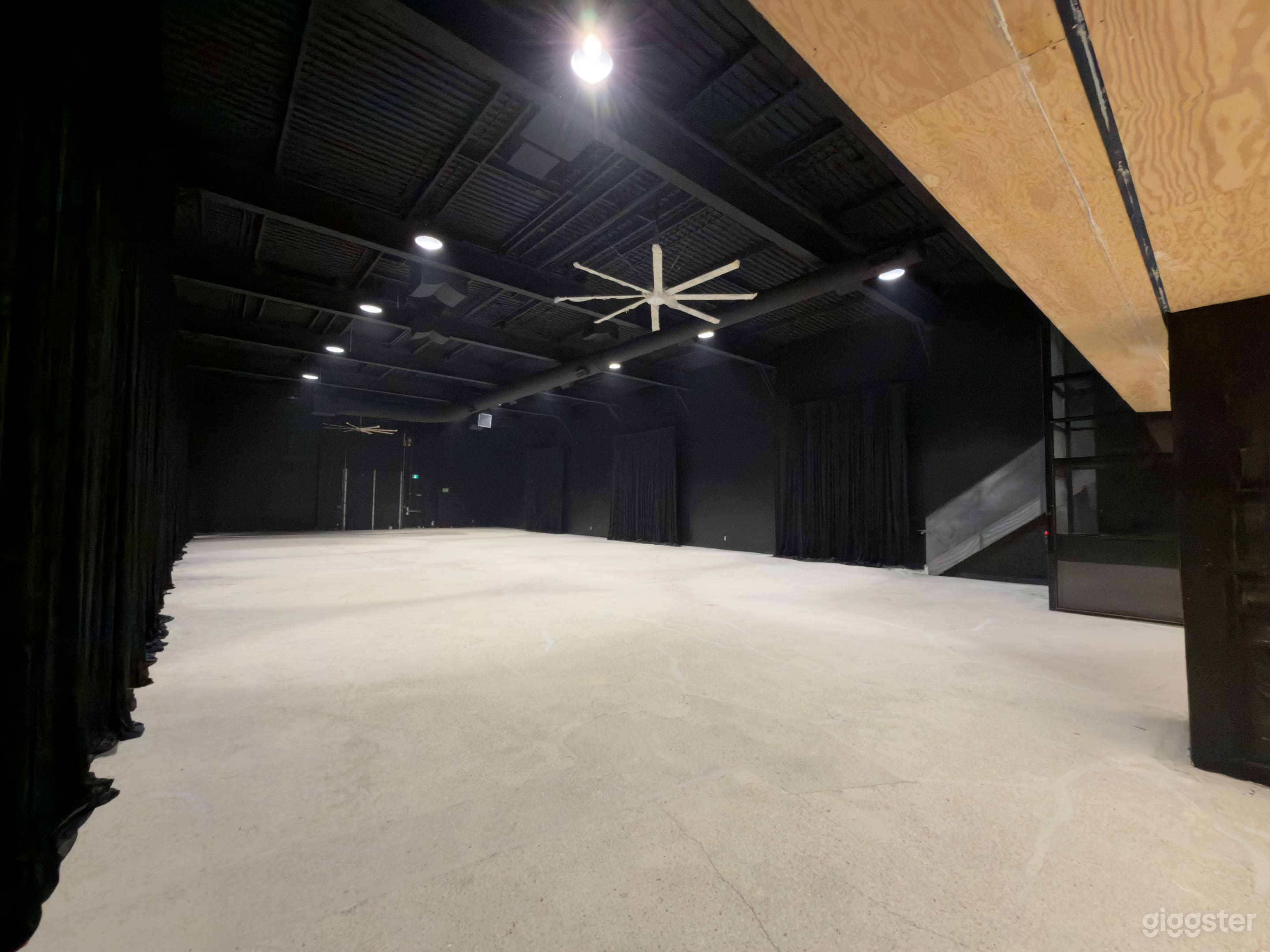Spacious Industrial Studio – Perfect for Film &amp; Photo Shoots Photo 1