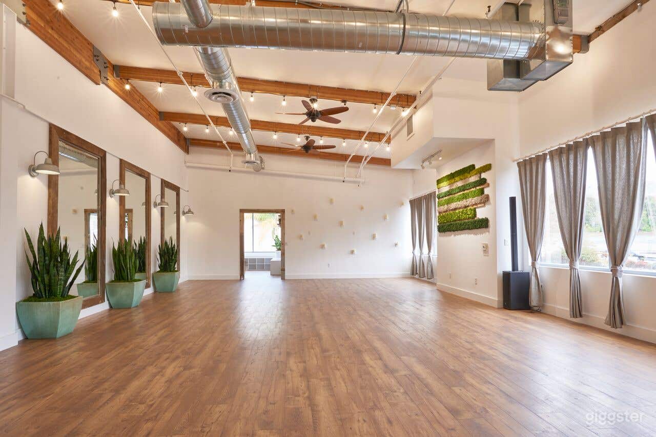 Rustic Spacious Loft Studio with mountain view Photo 2