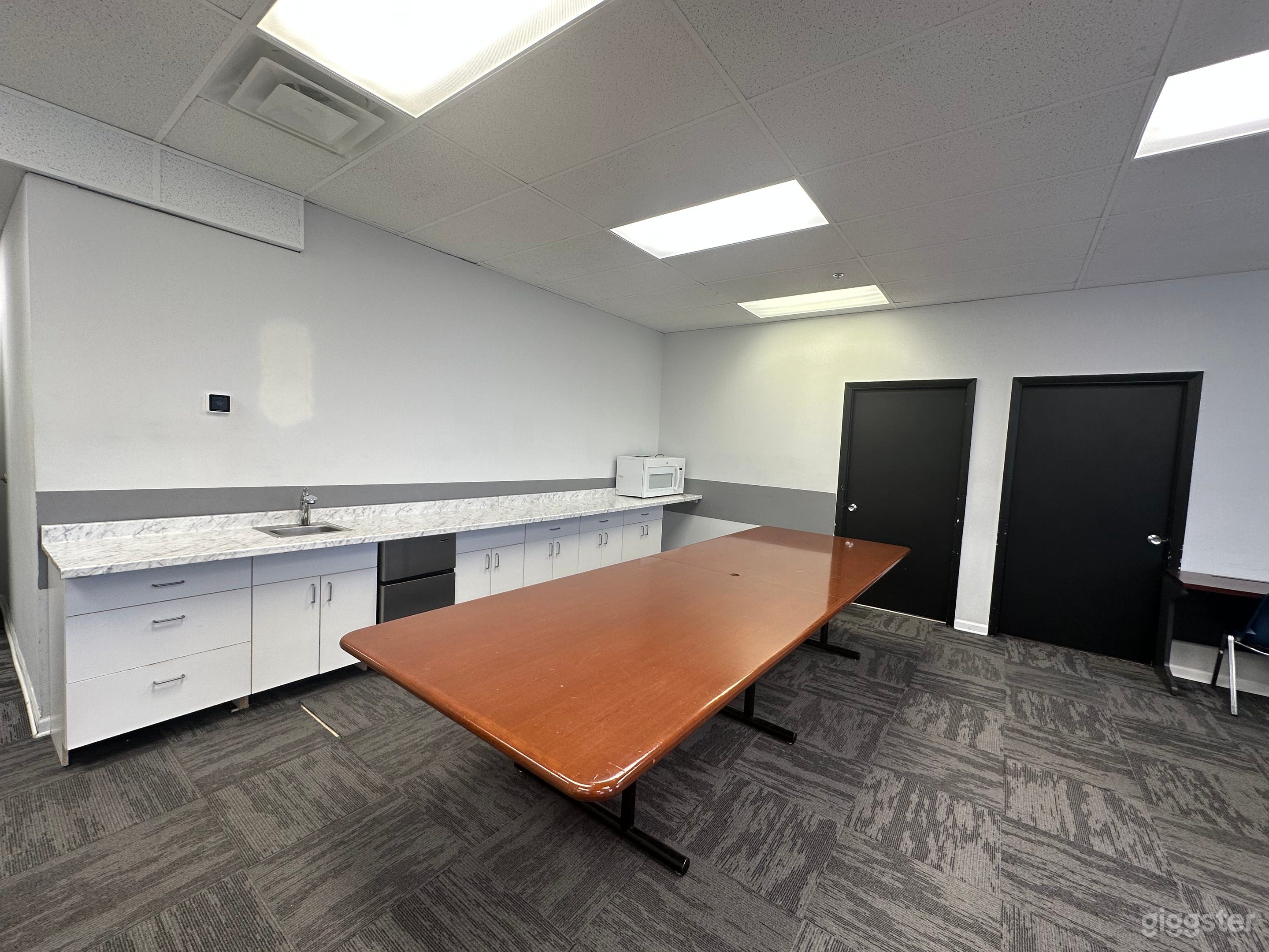 1500 Sqft. Conference Room + Kitchen Photo 2