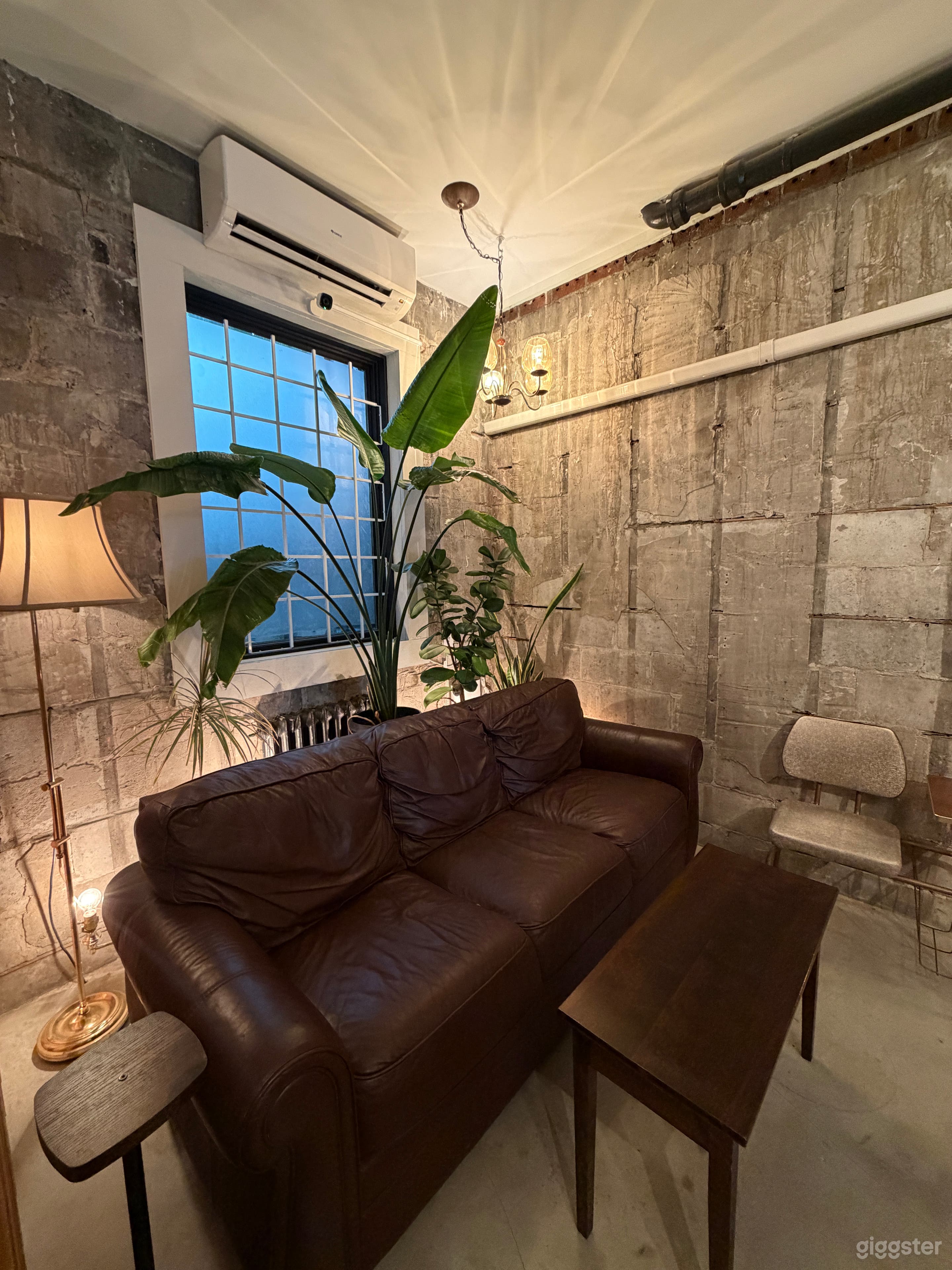 A Charming Hidden Gem in the heart of Queen West. Photo 4