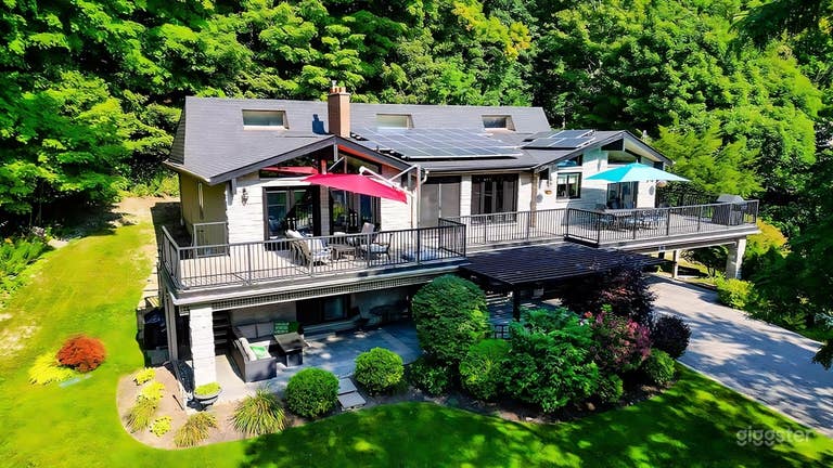  Cinematic Mansion, Dramatic Ceilings, Expansive Garden Views 