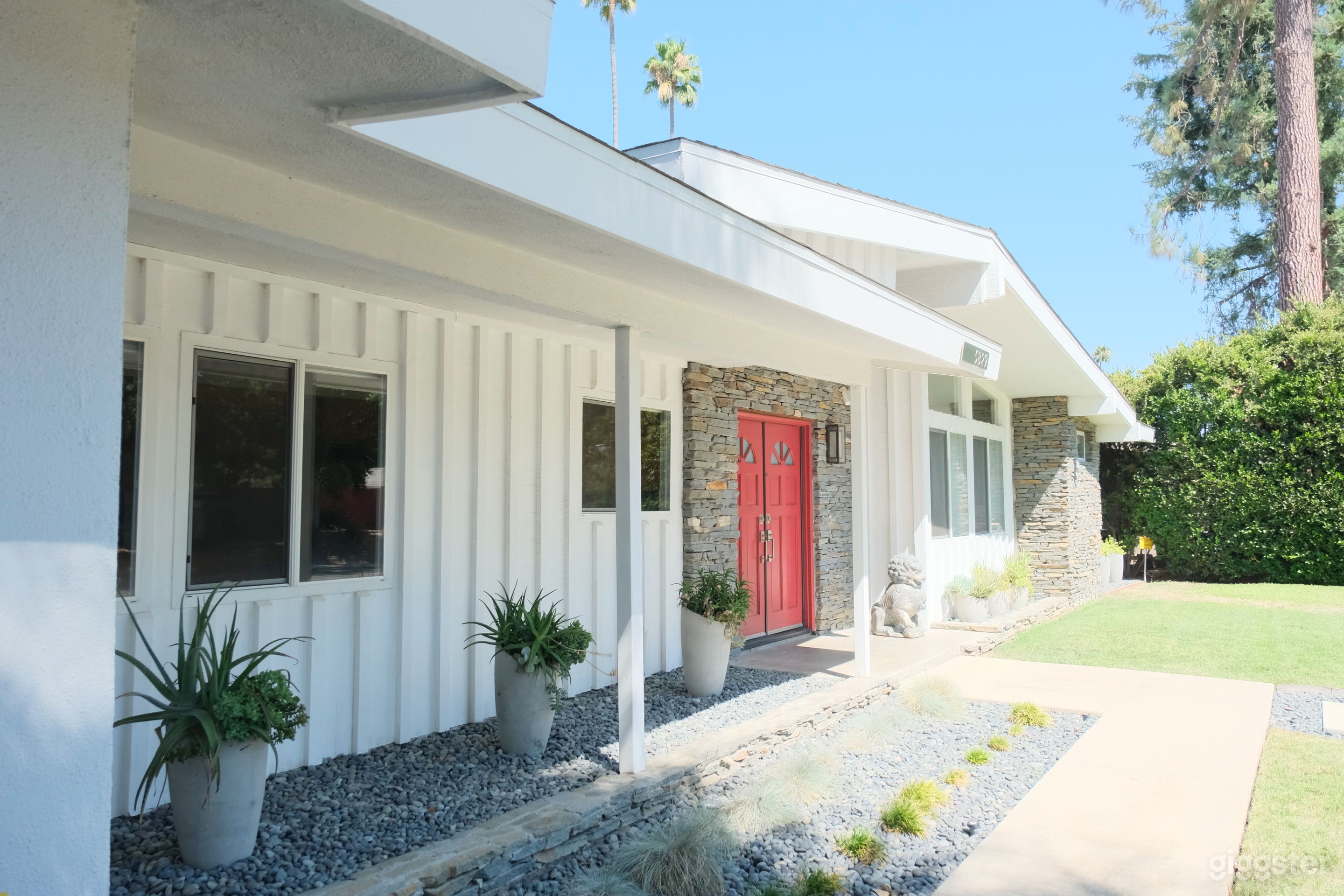 Minimalist Suburban Mid-Century Home Photo 3