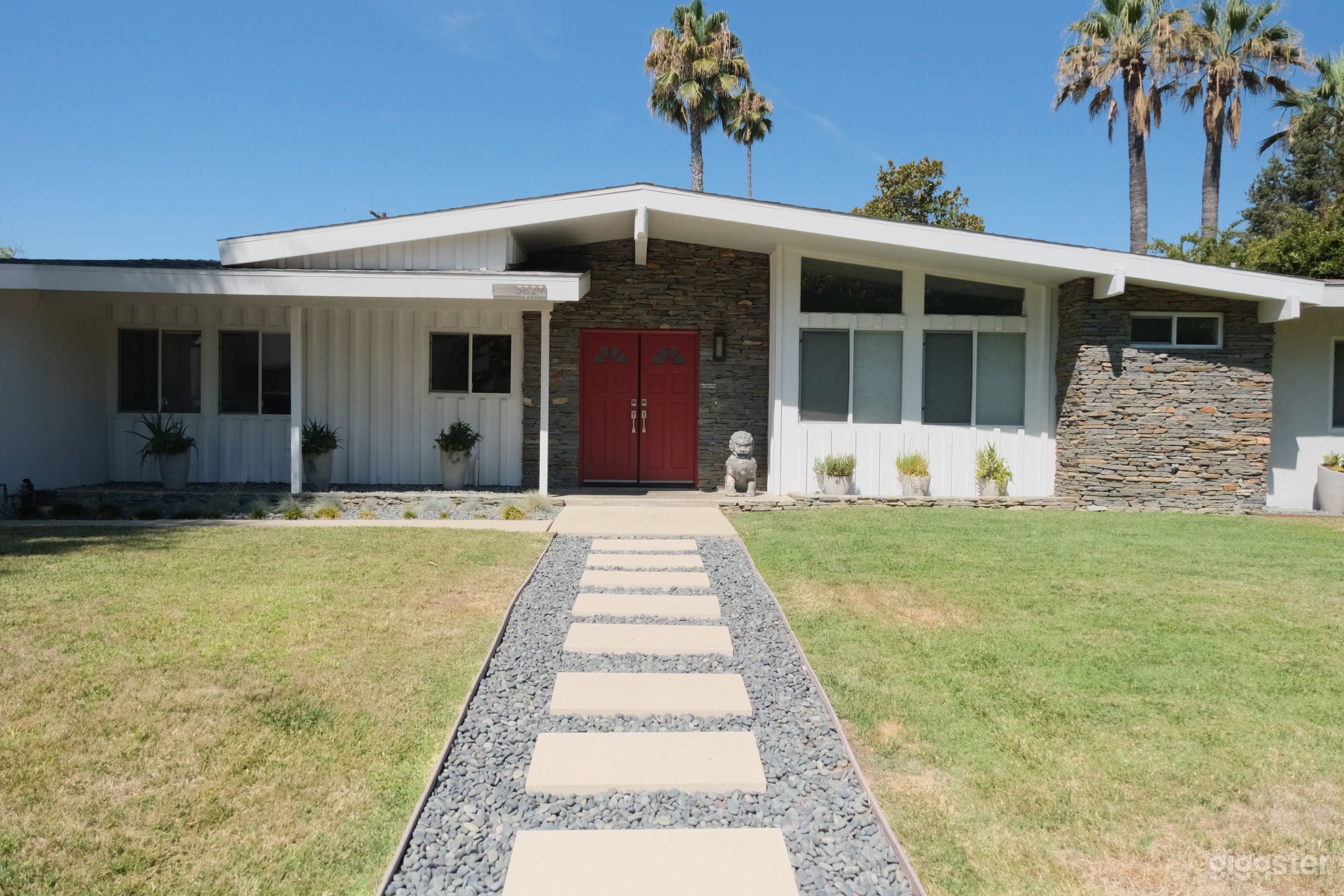 Minimalist Suburban Mid-Century Home Photo 2