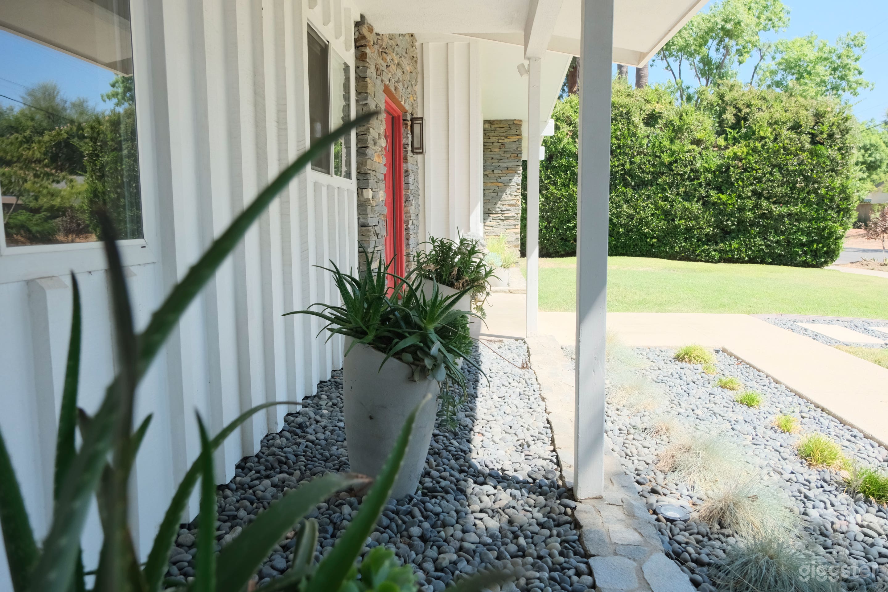 Minimalist Suburban Mid-Century Home Photo 4