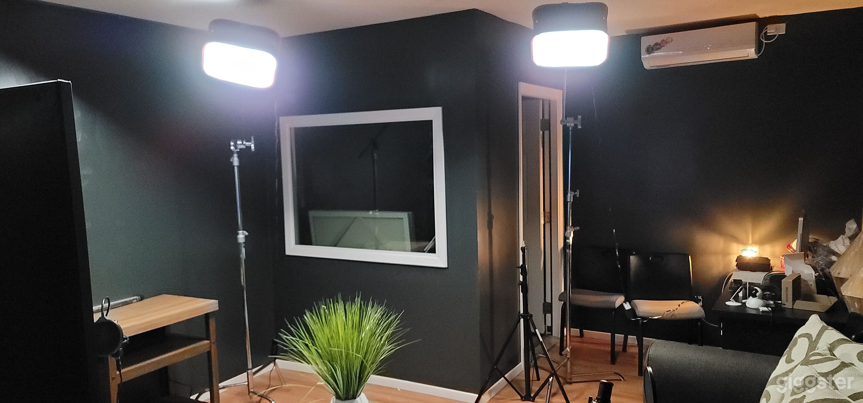 Cozy and Creative Podcast room in Grand Prairie Photo 2