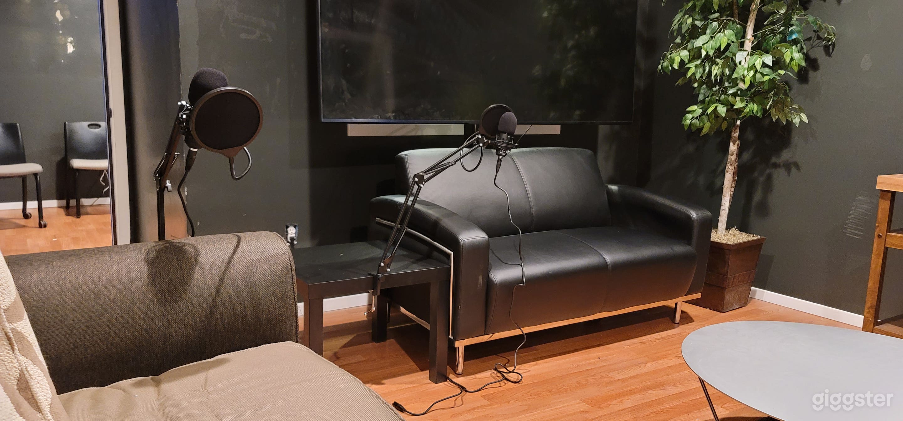 Cozy and Creative Podcast room in Grand Prairie Photo 4