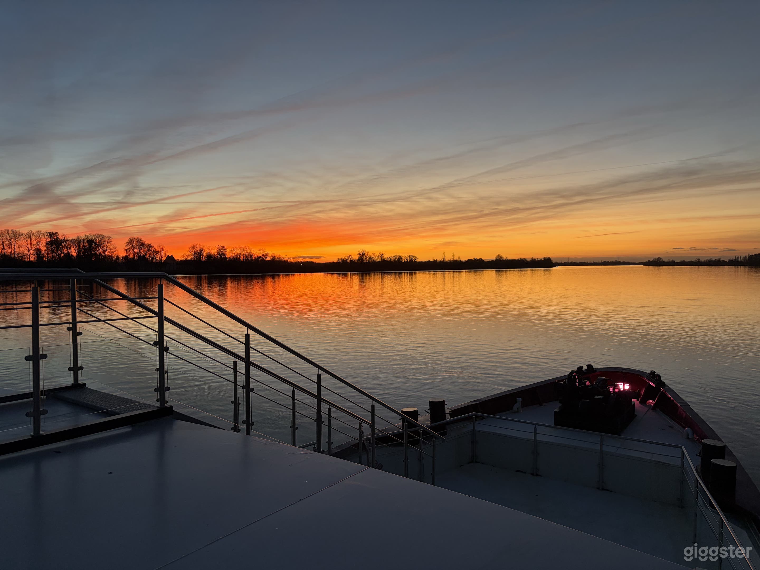 Mascaret Barge – Event Barge & Filming Location on the banks Photo 1