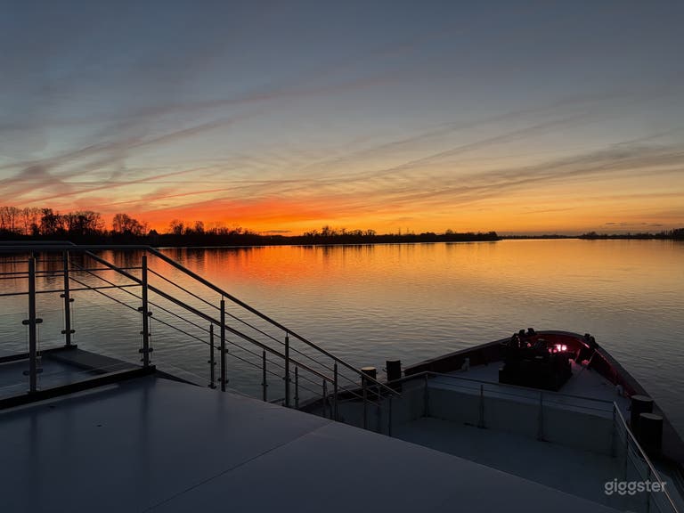  Mascaret Barge – Event Barge & Filming Location on the banks 