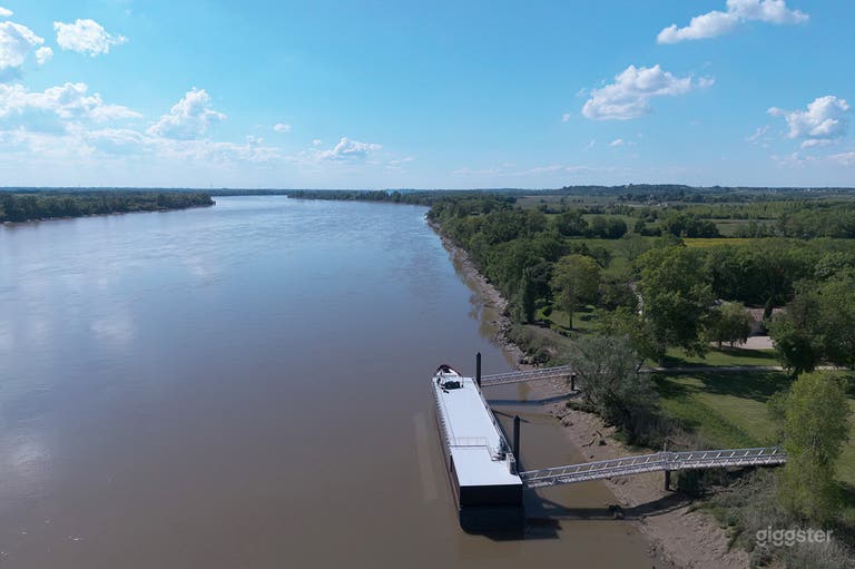  Mascaret Barge – Event Barge & Filming Location on the banks 