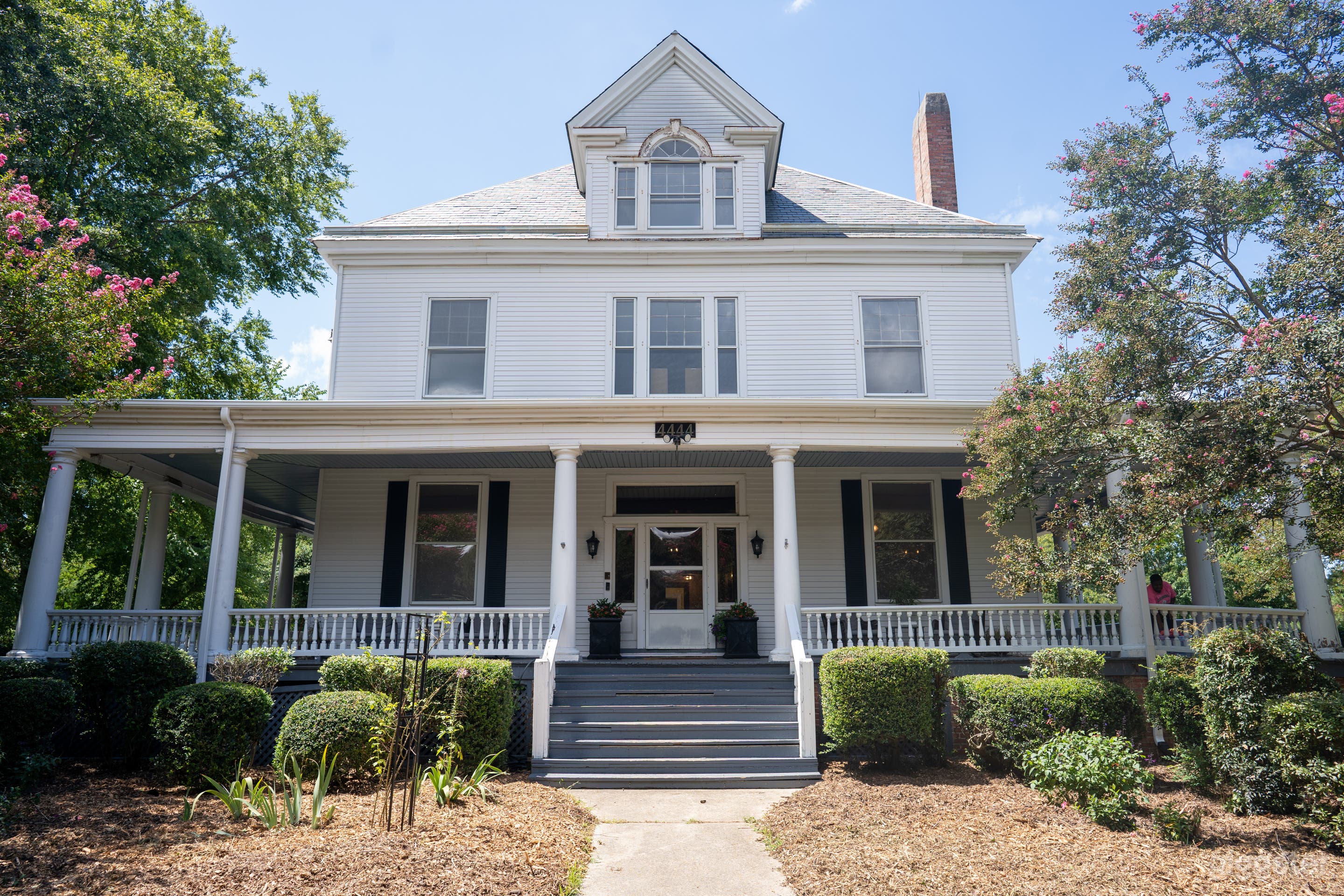 7,000 Sqft Private Estate on 4 acres Photo 2