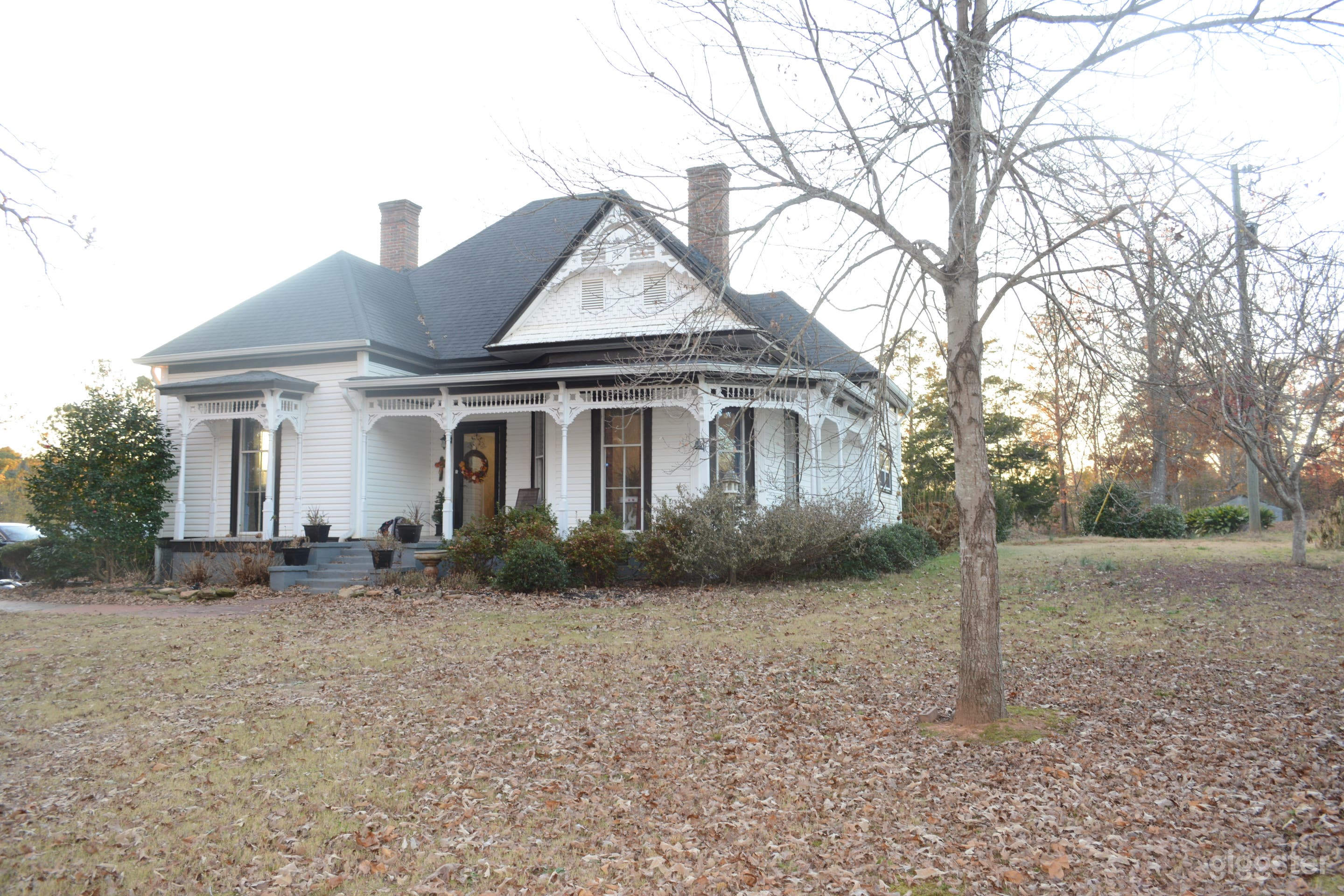 1920 Victorian Cottage Style Home with Back Patio Photo 4